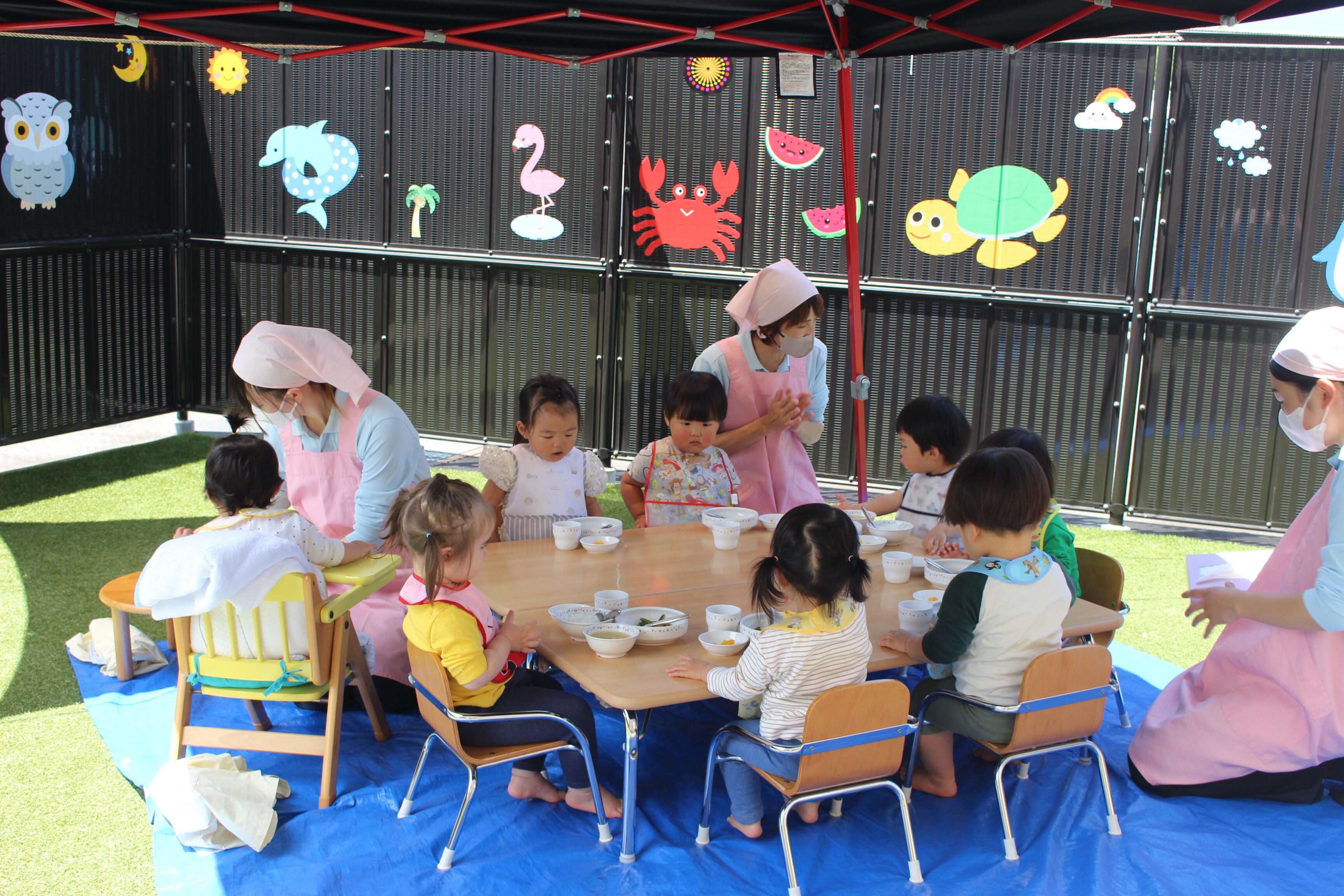 ポカポカ天気の中で外給食！お外でみんなで一緒に食べて楽しかったね！