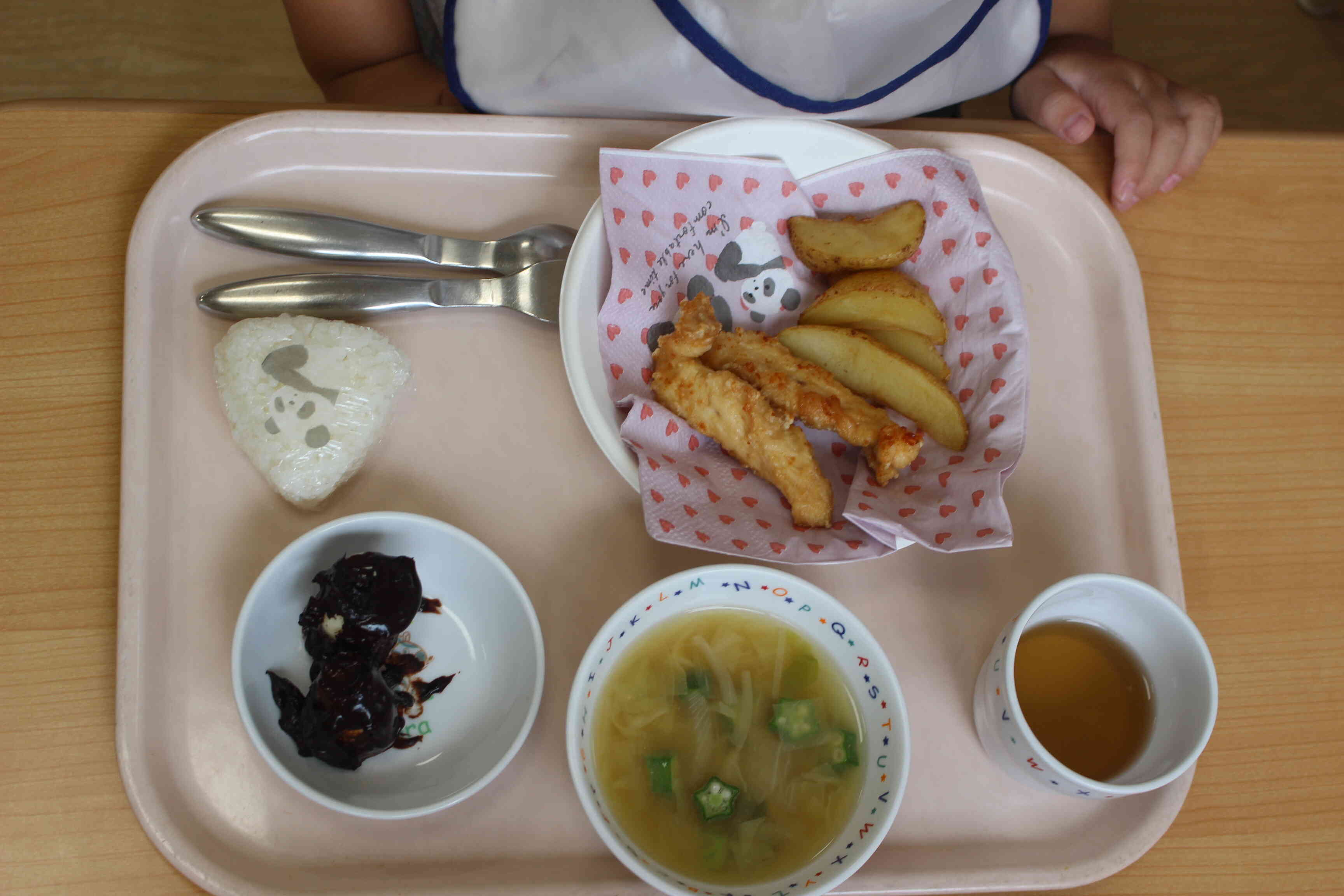 今日の給食はお祭りメニュー　デザートはなんと！チョコバナナ風のココアバナナ