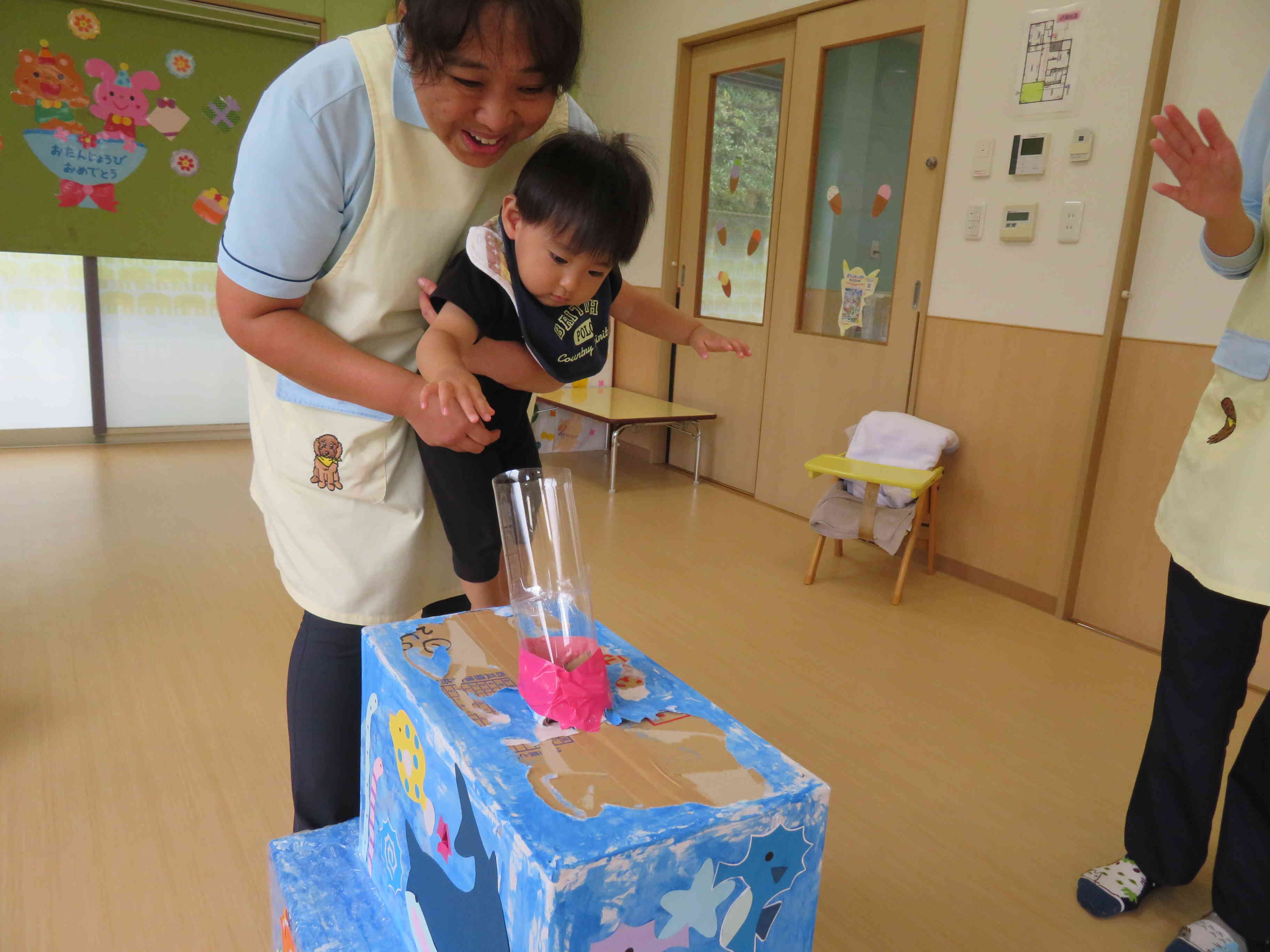 一人ずつ順番に自分でボールを穴に入れて、とても楽しそうでした。