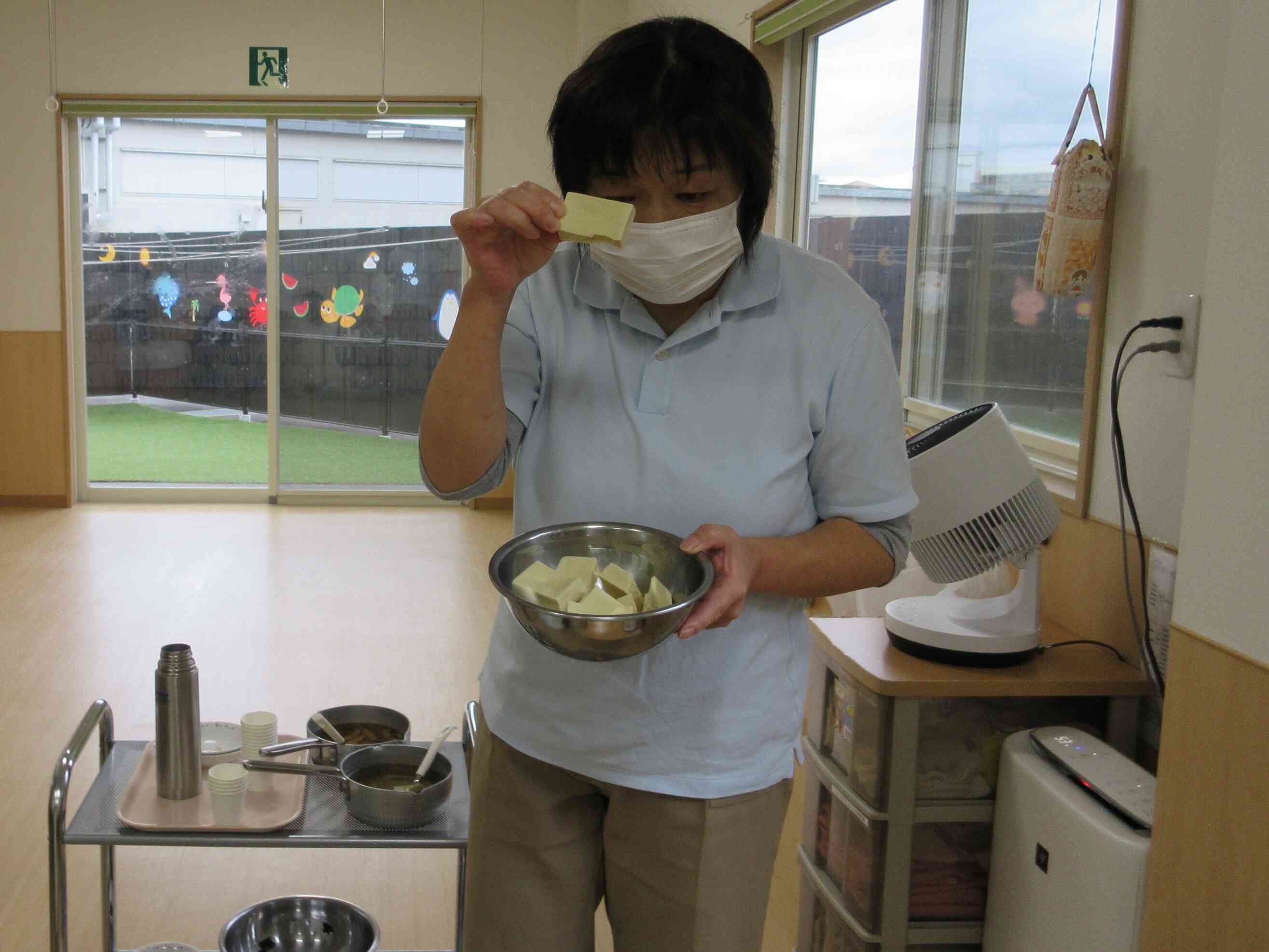 和食の食材の高野豆腐とわかめを戻してみました。