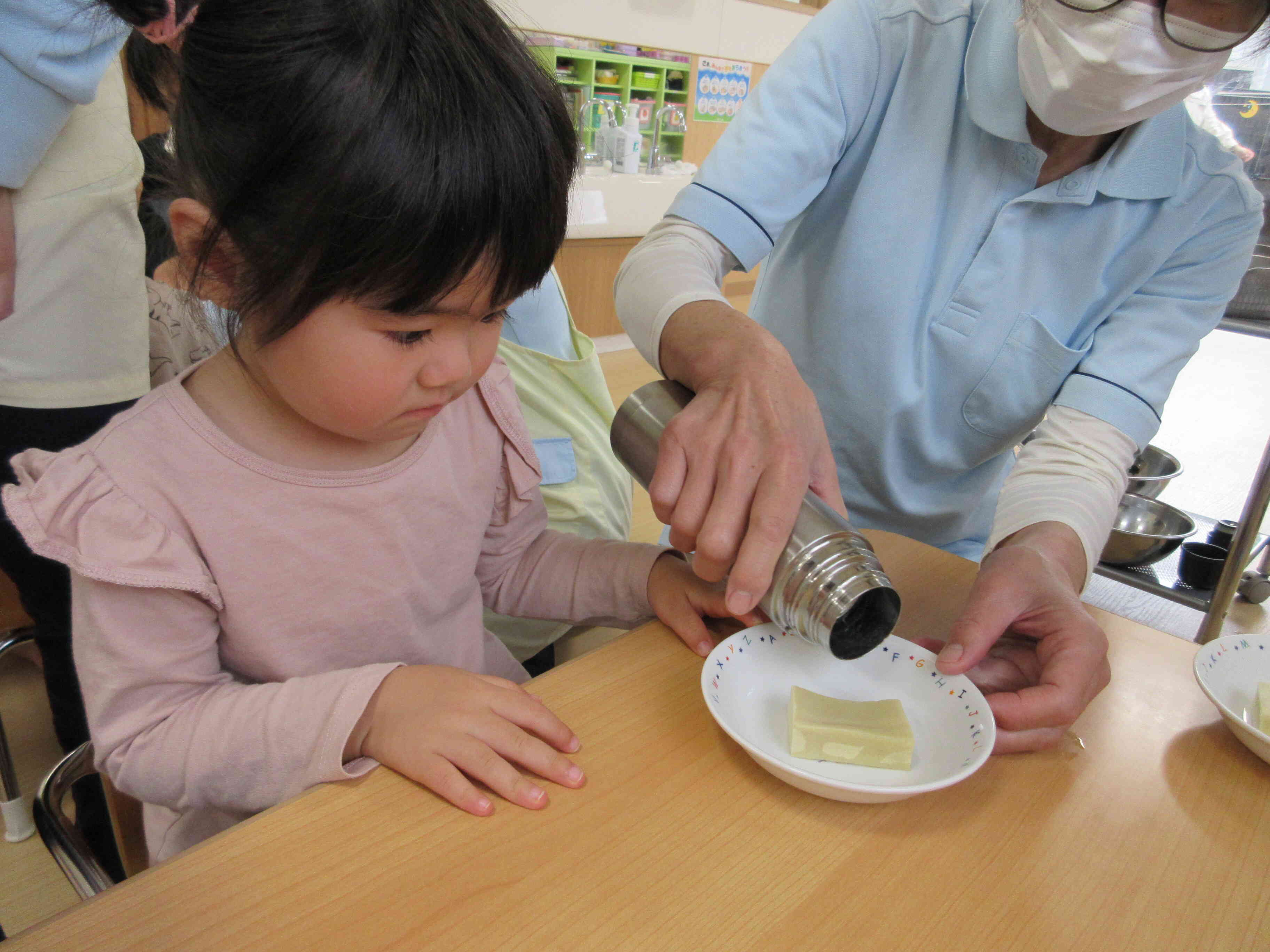 高野豆腐にぬるま湯をかけてみるよ、どんな風になったかな？