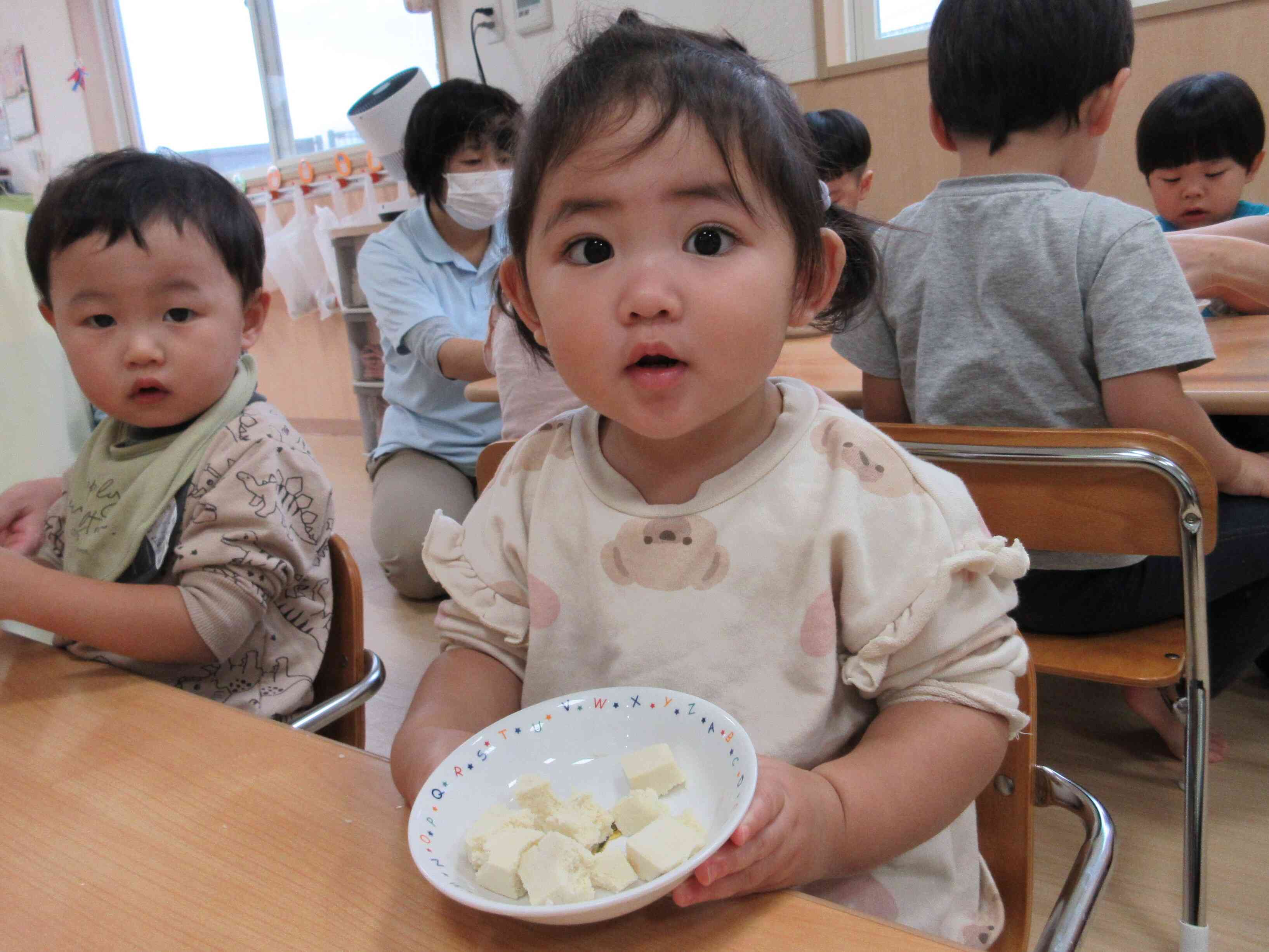 ちぎった高野豆腐は給食のおみそ汁にいれると子どもたちにお話ししました。（実際は栄養士がちぎったものだけど）