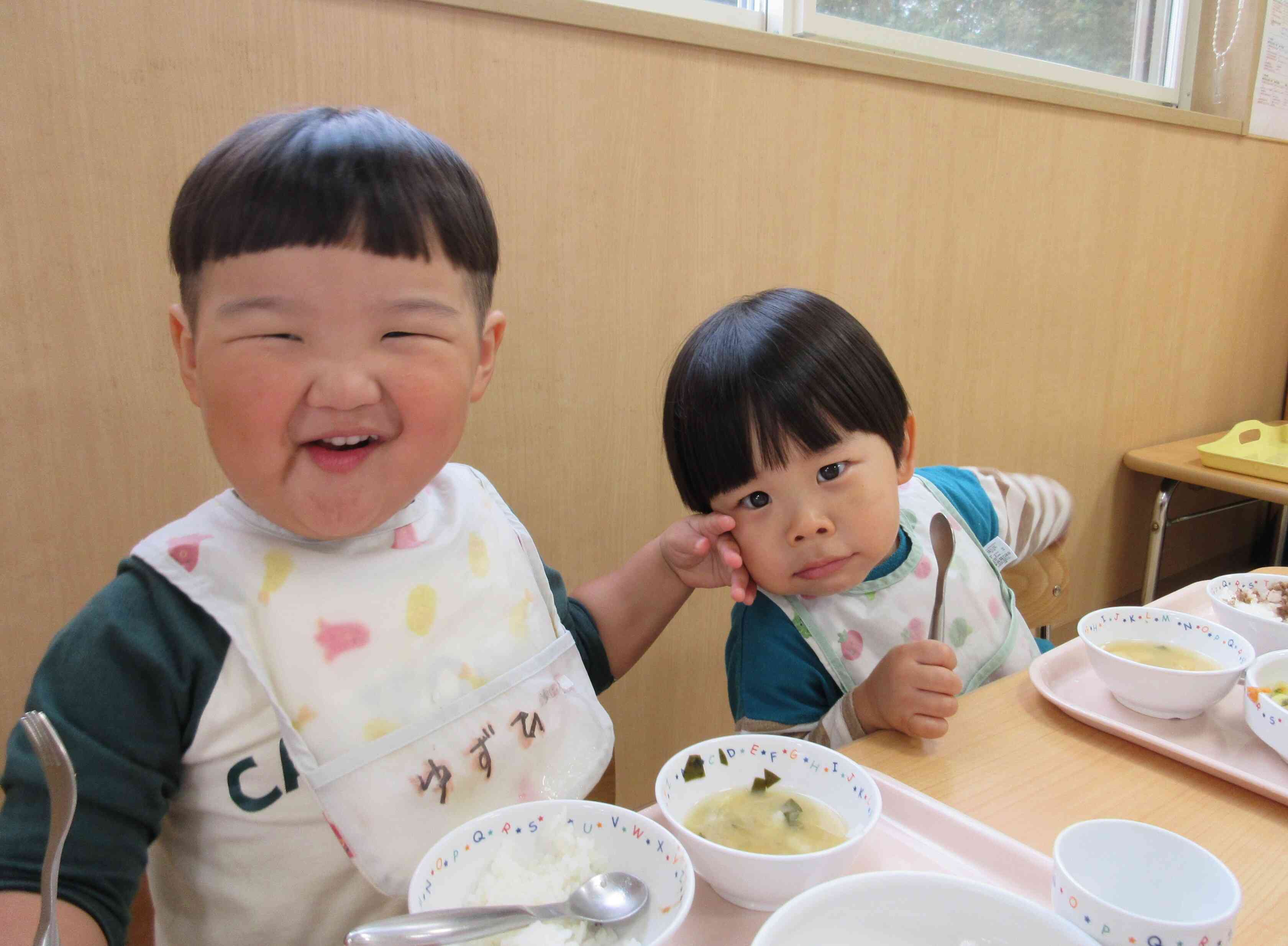 給食のみそ汁の中に高野豆腐とわかめがはいってるよ、美味しい笑顔！