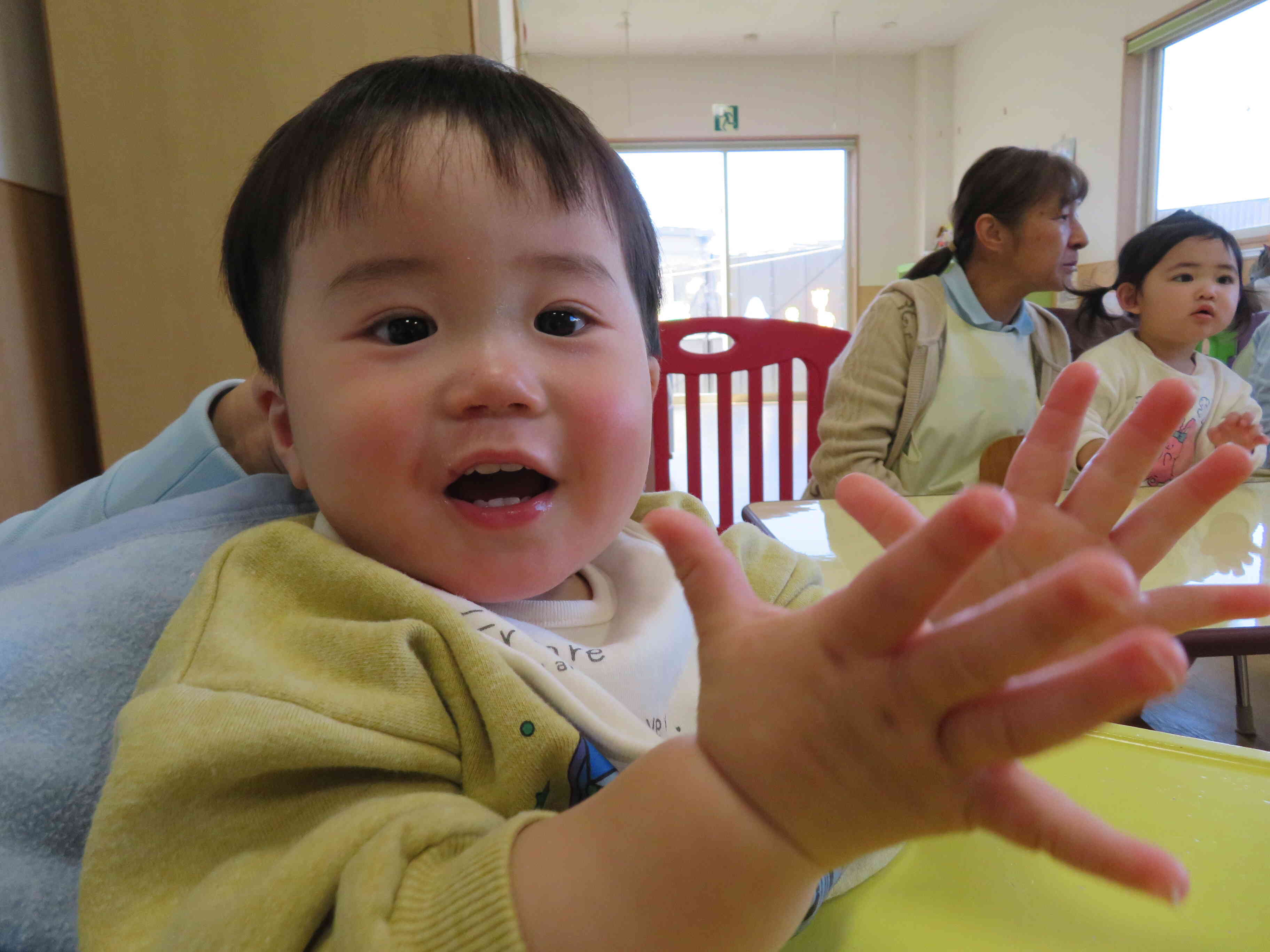 0歳児クラスのお友だちも、おめでとう！と笑顔でお祝いしてくれました。