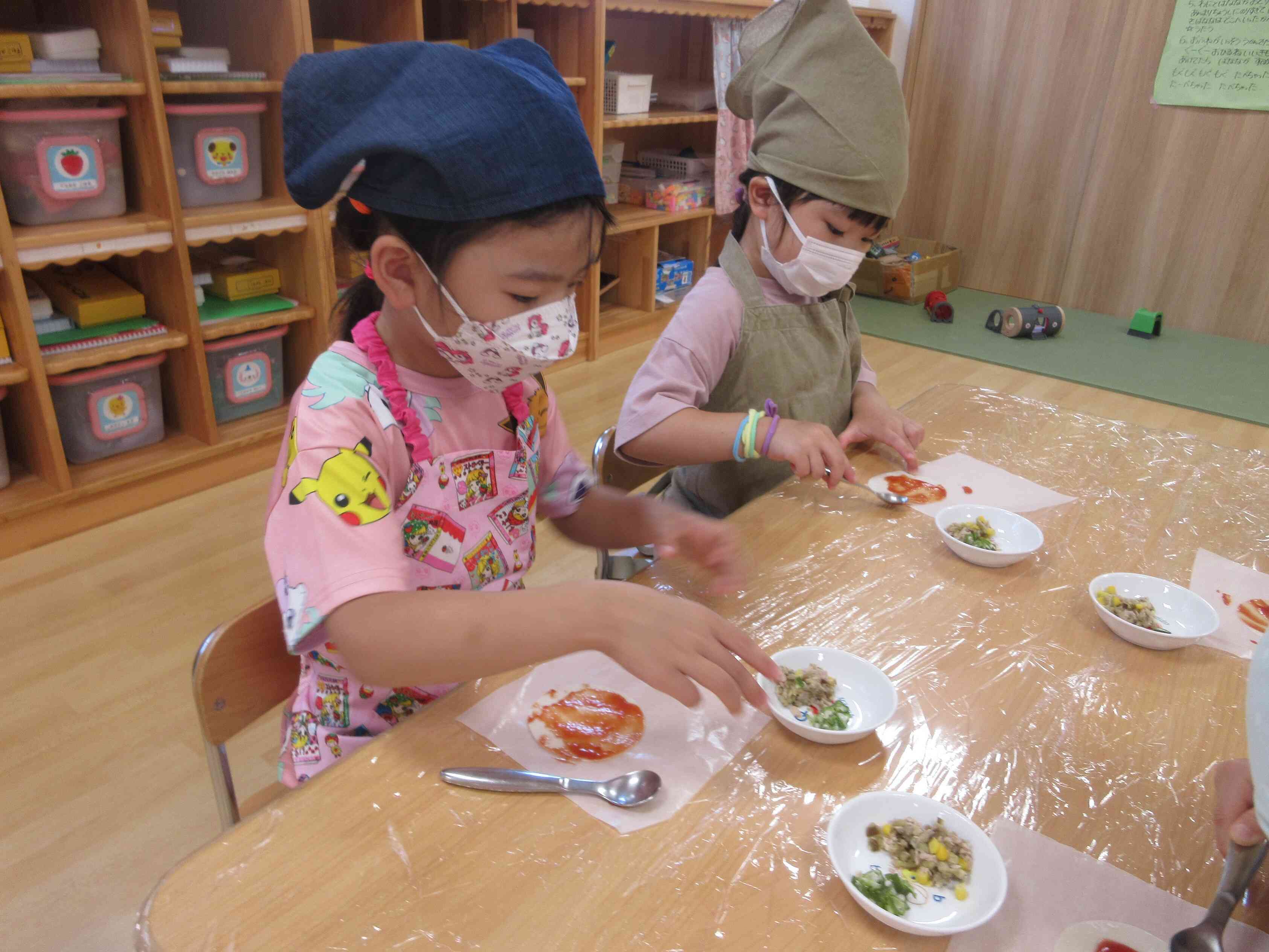 【食育】ぎょうざの皮でピザを作ったよ☆（4・5歳児）