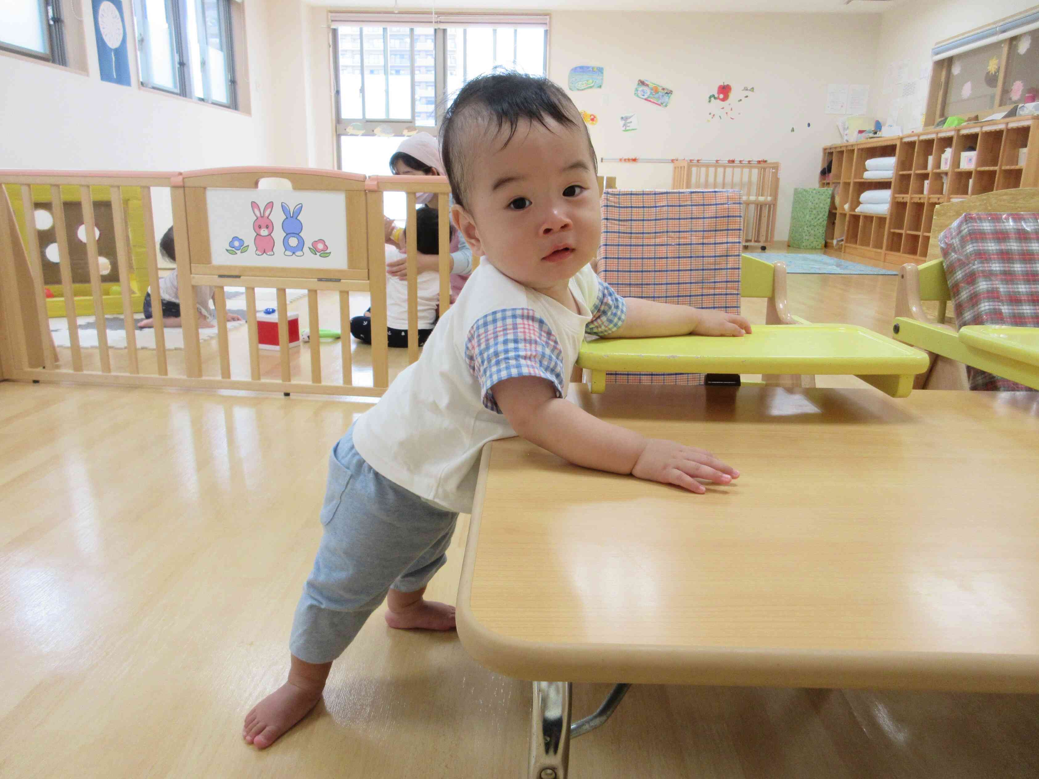 はじめてのつかまり立ち（0歳児）