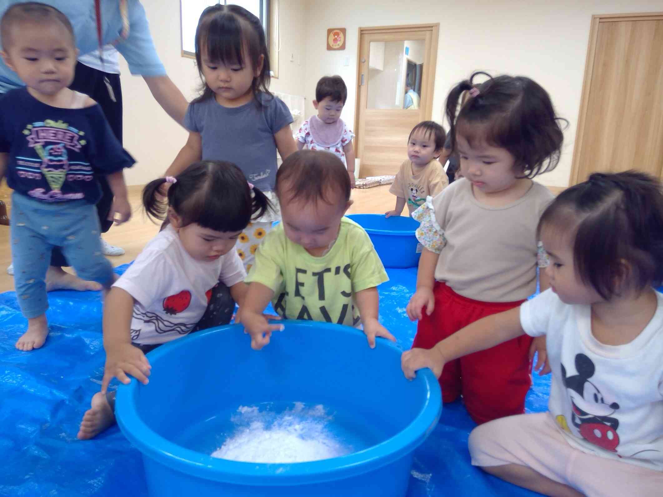 感触遊びをあひる組の子どもたちと一緒に楽しみました！