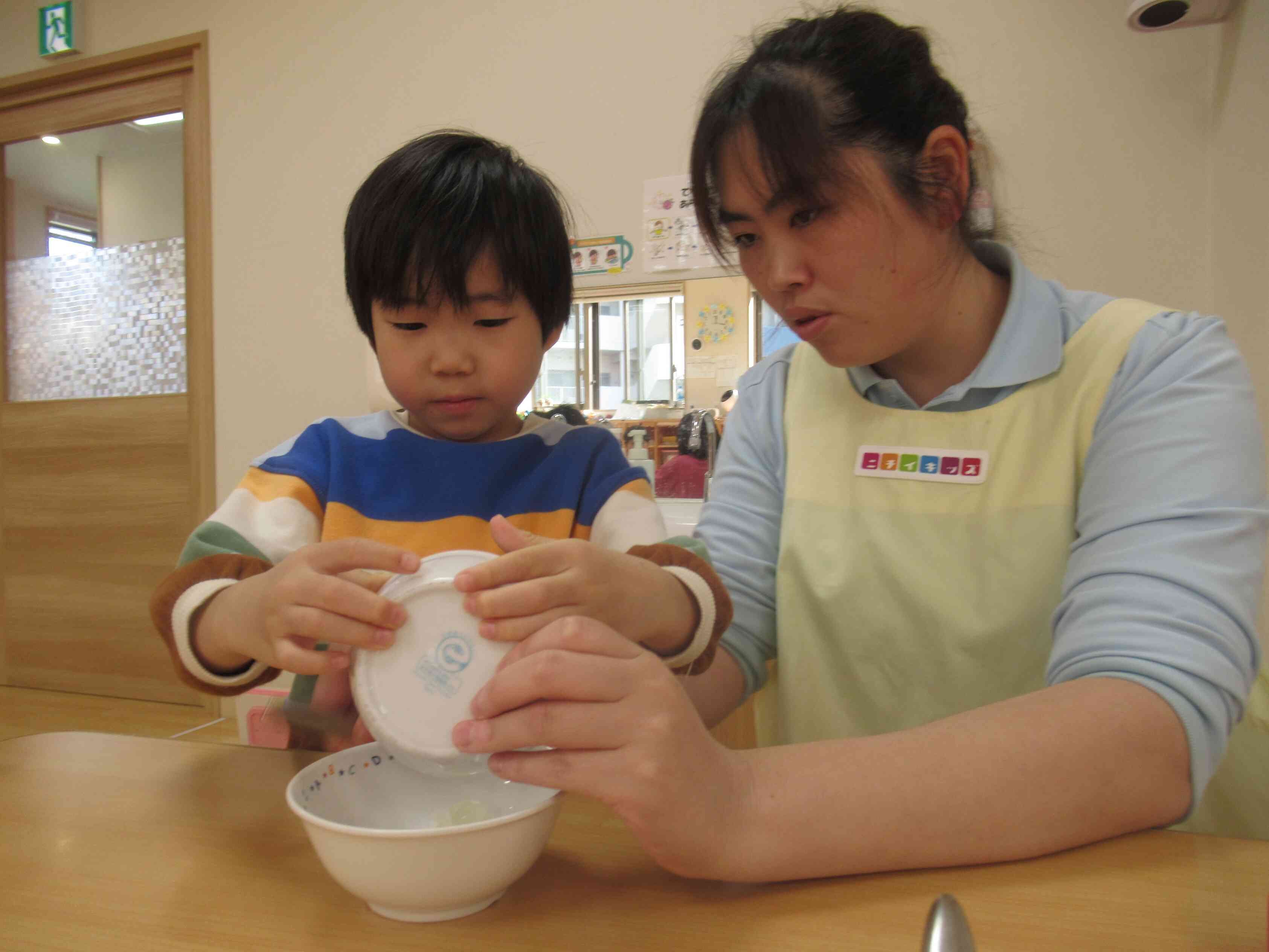 おみそ汁の具材をいれるよ。そ～っとそっと