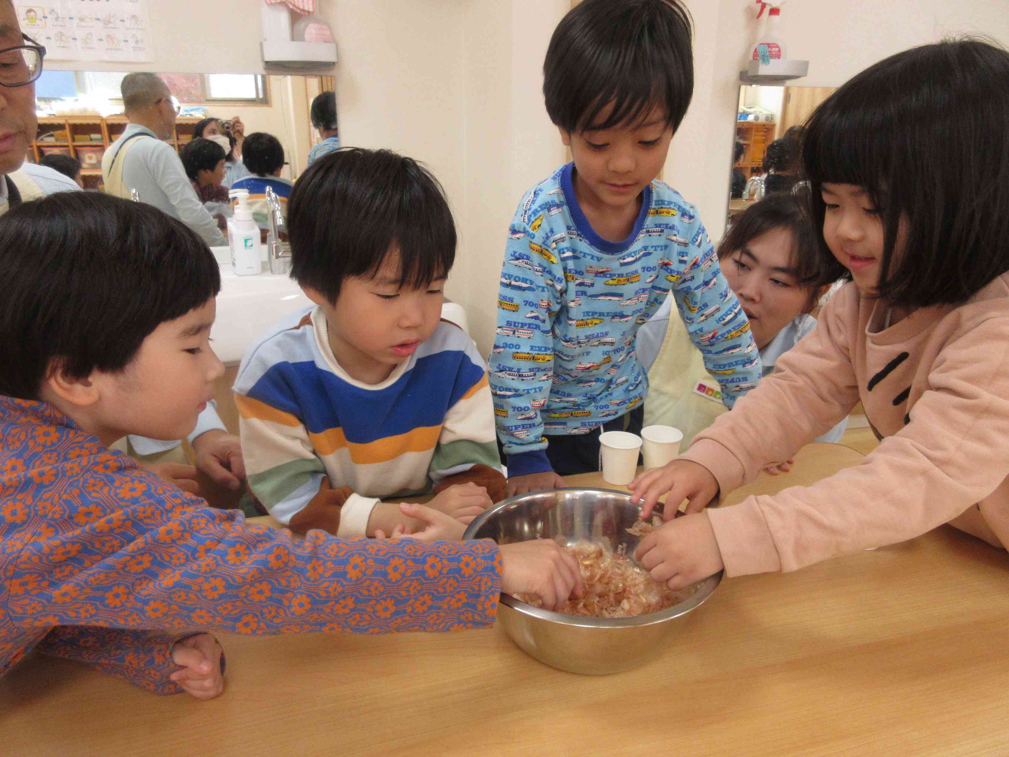 かつおぶしふわふわで気持ちいいね