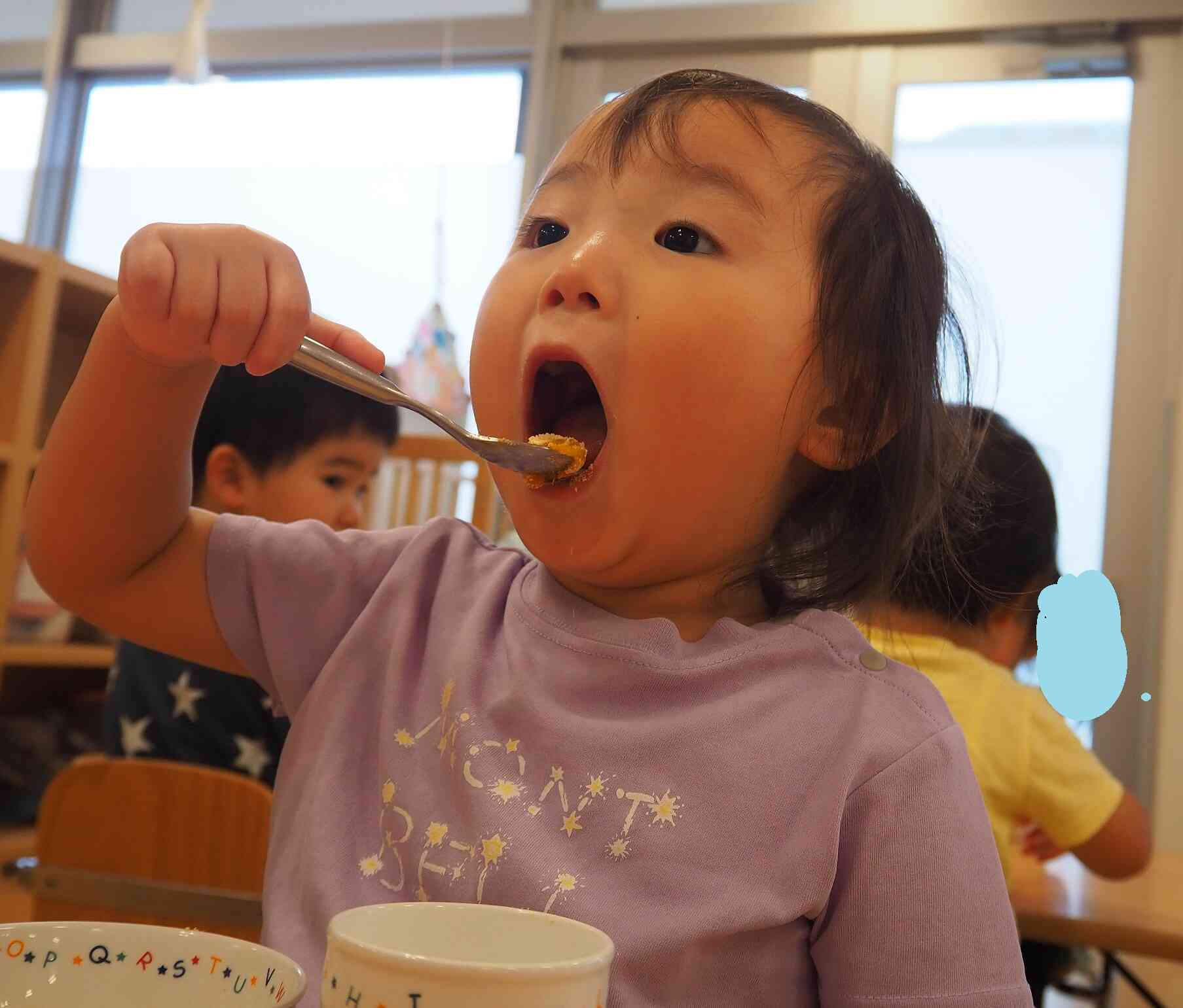 おおきなお口で食べちゃうの♪