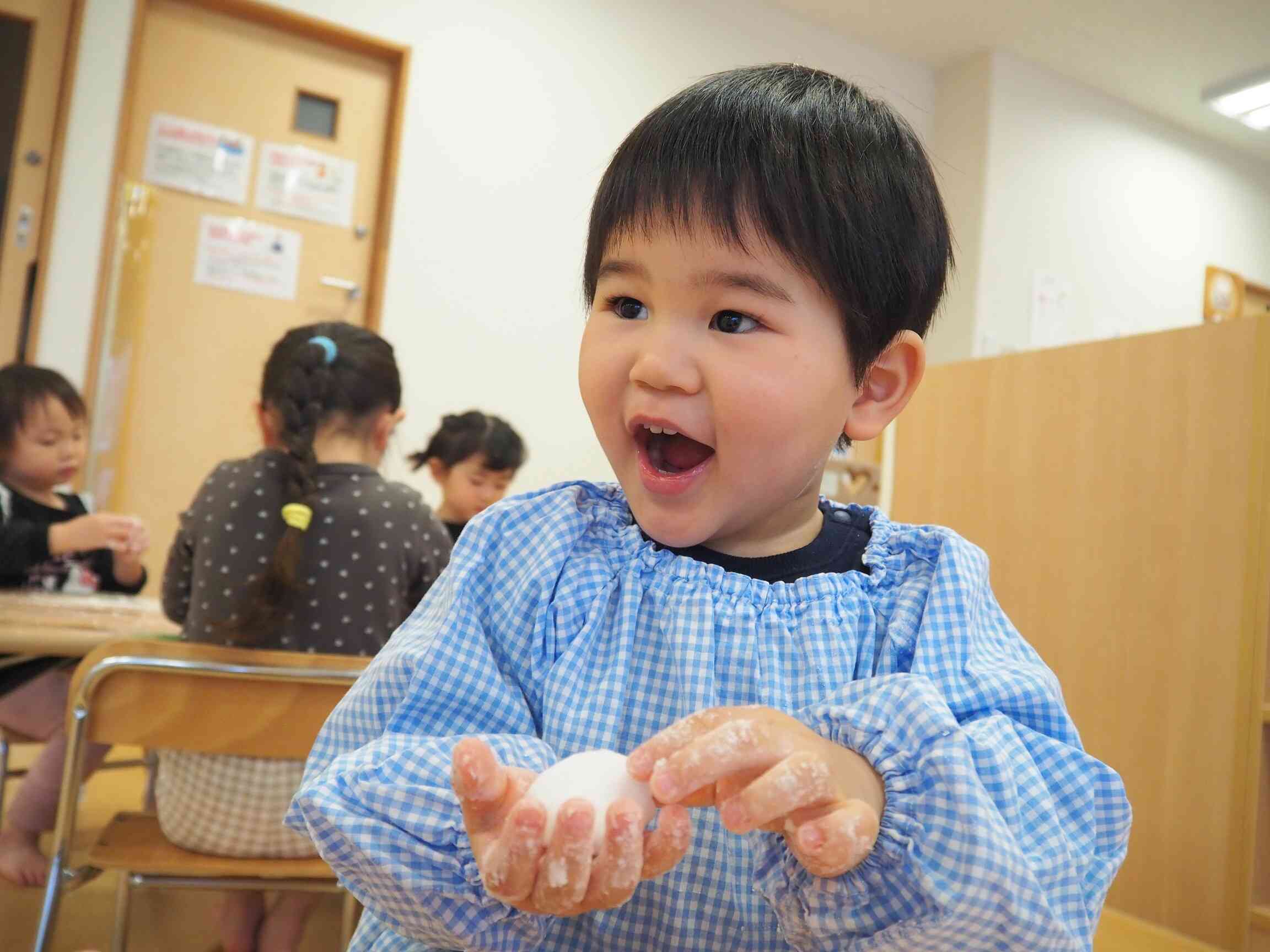 片栗粉で感触遊び♪不思議なさわり心地だね！