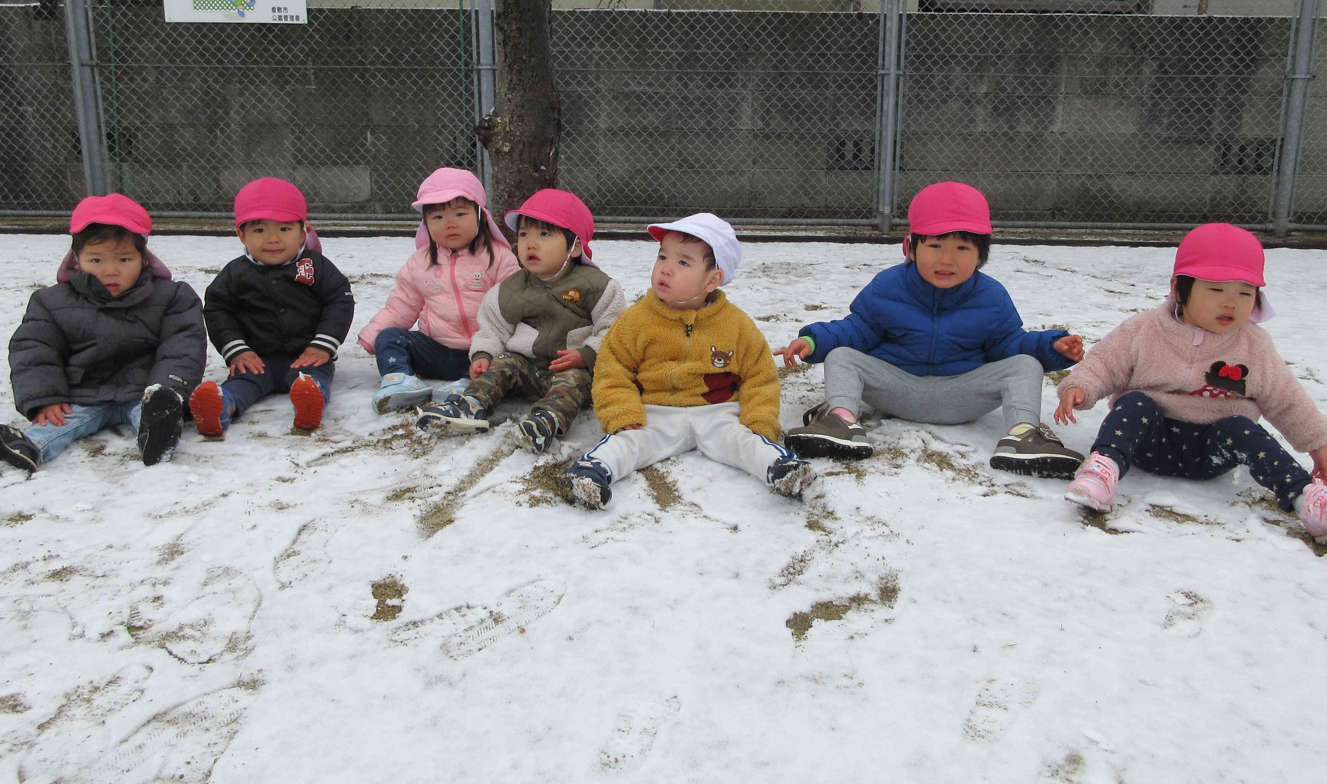 あひる組(1歳児)・雪あそび楽しかったね