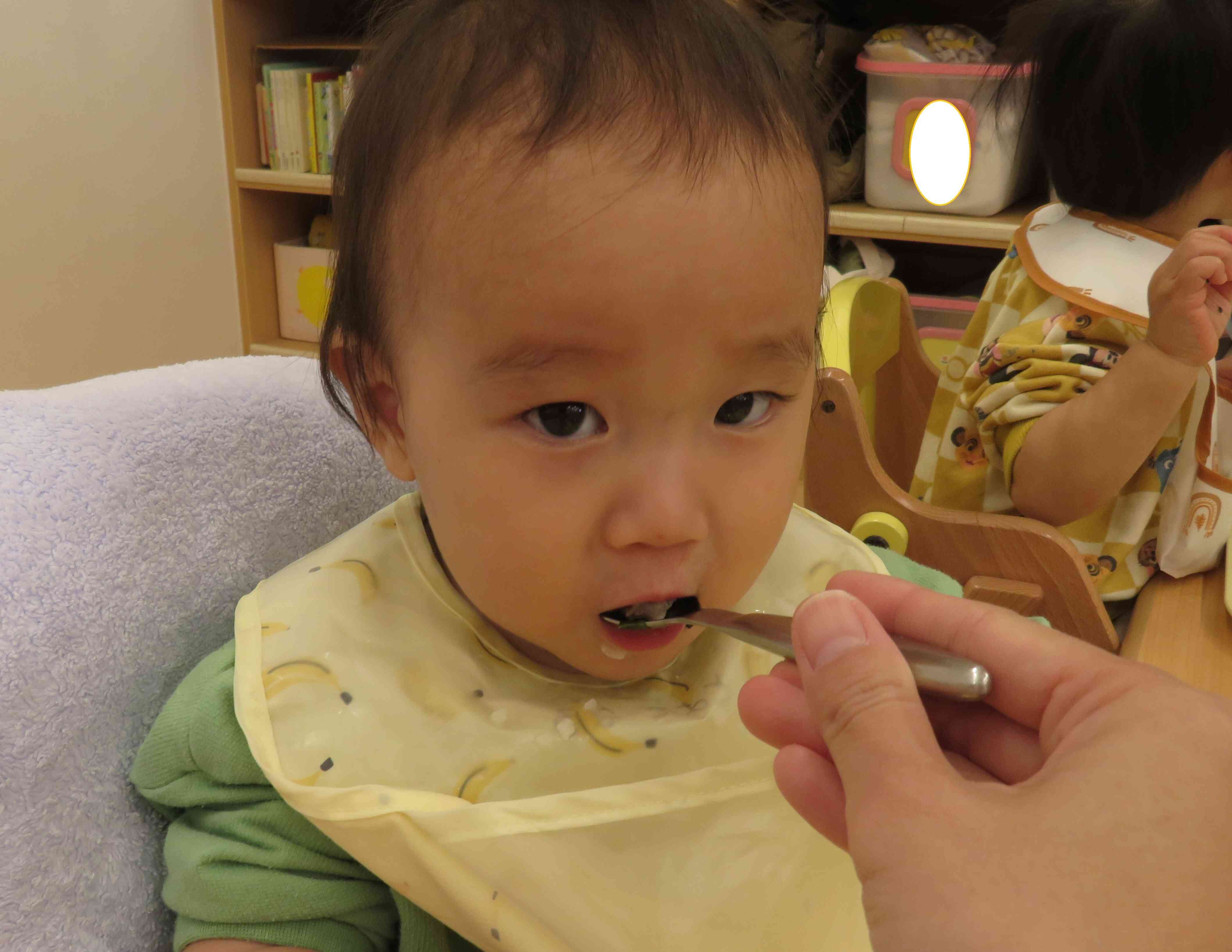 食事の様子　0歳児　ひよこ組