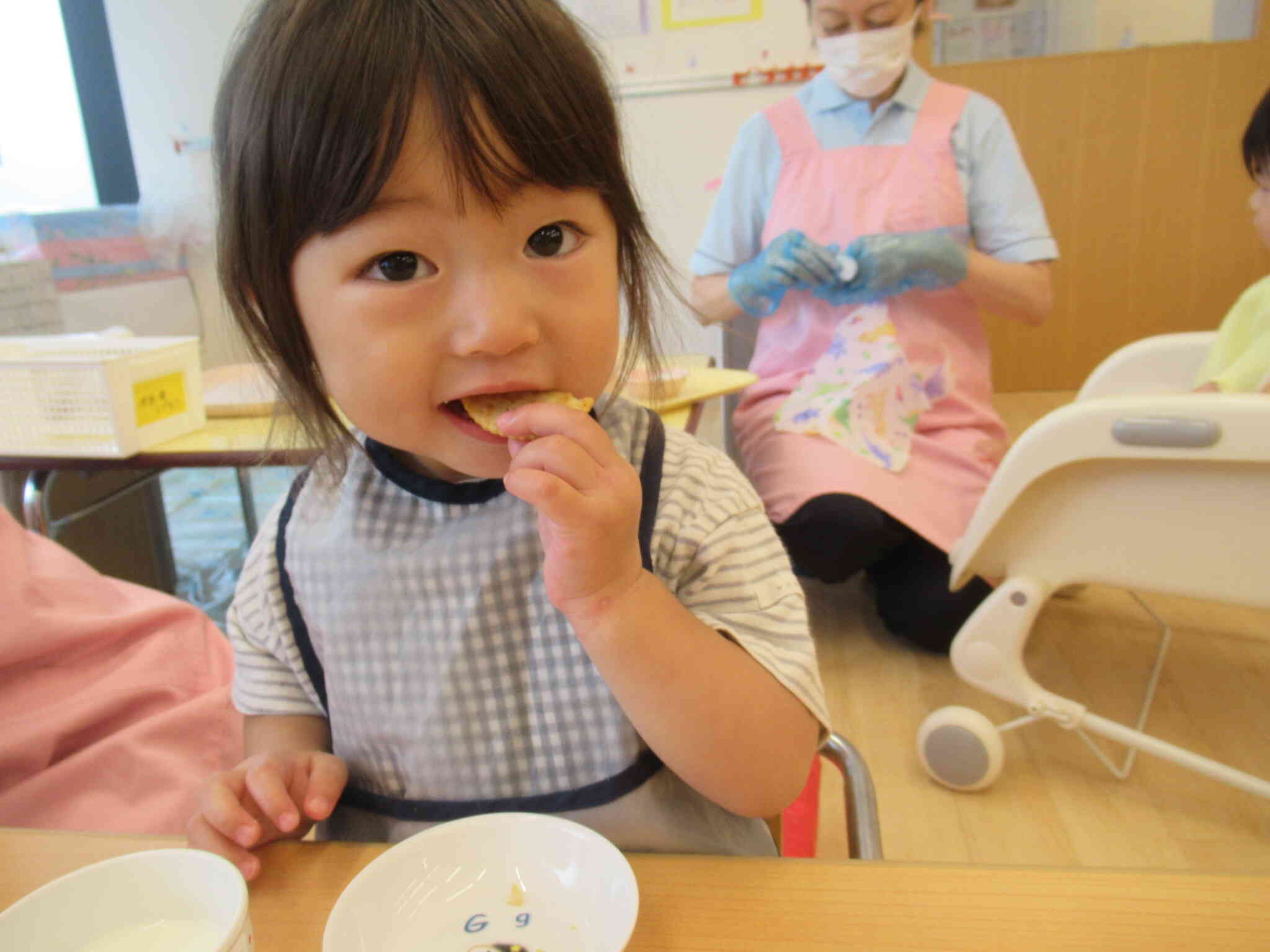 1歳児さん今日のおやつはビスケット