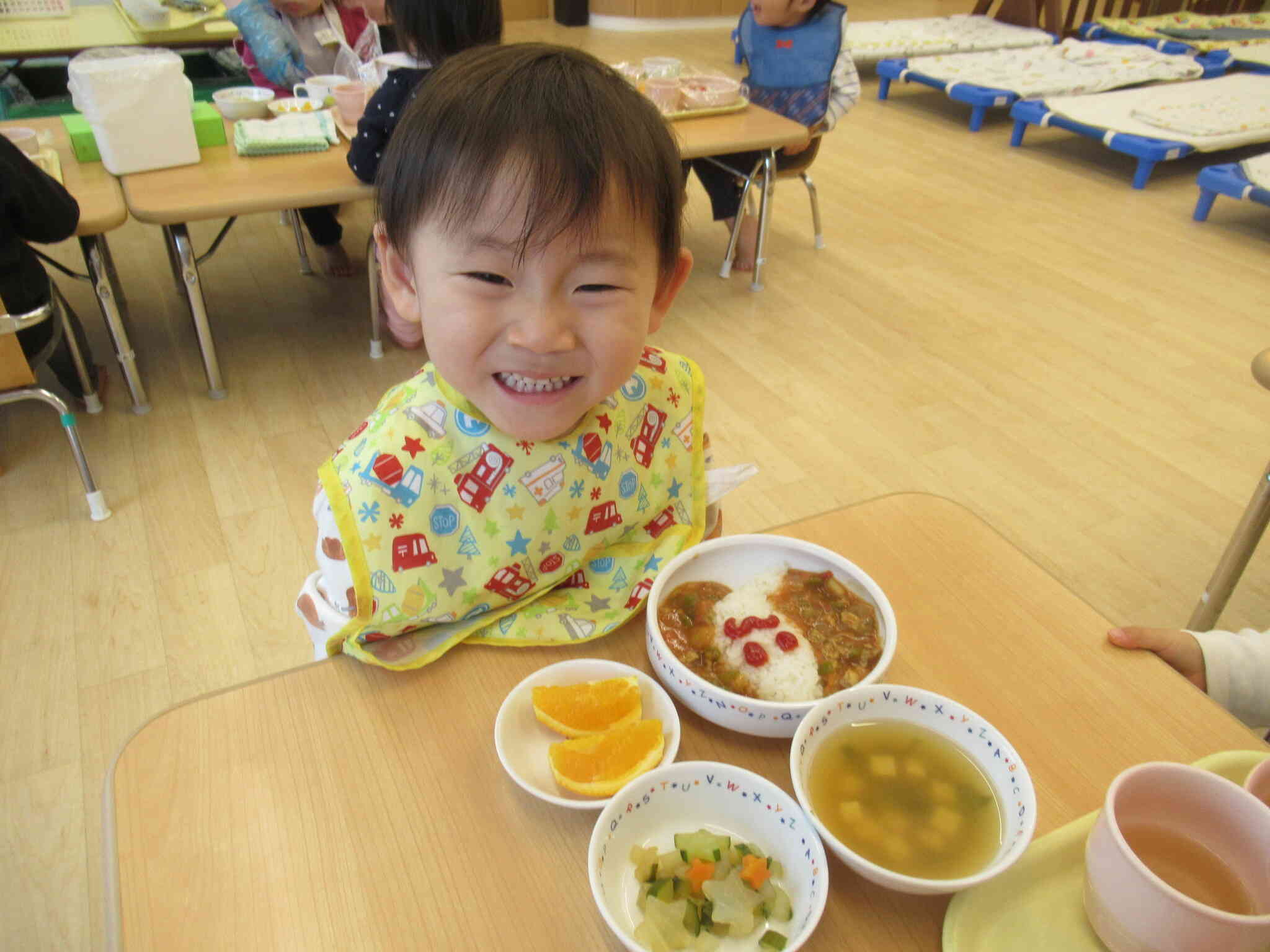 2歳児さんハロウィンイベントの給食の様子♫