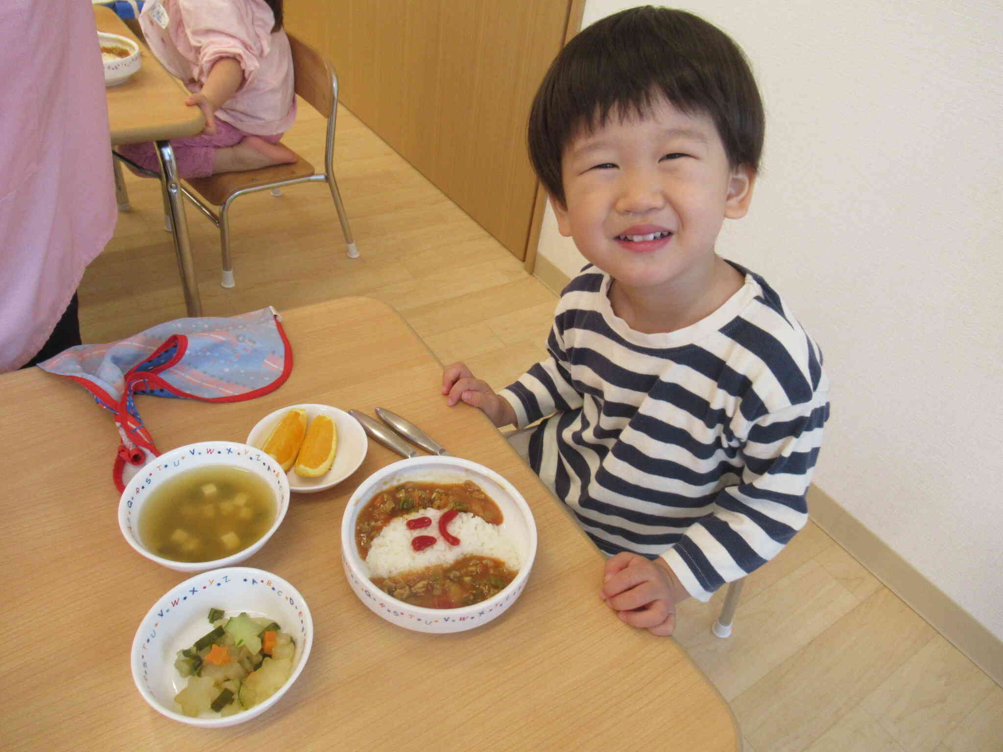 2歳児さんハロウィンイベントの給食の様子③