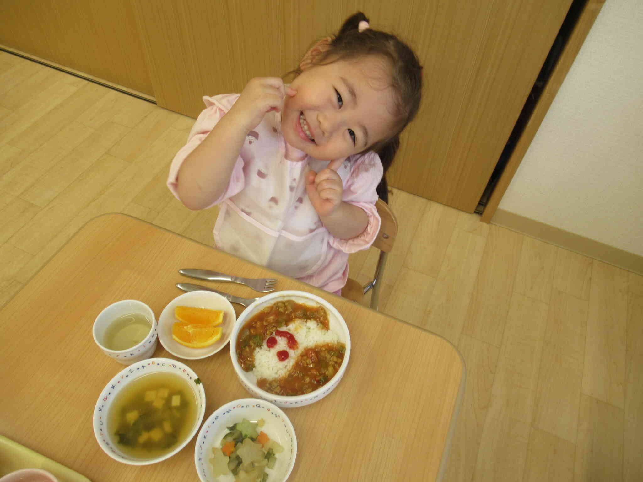 2歳児さんハロウィンイベントの給食の様子②