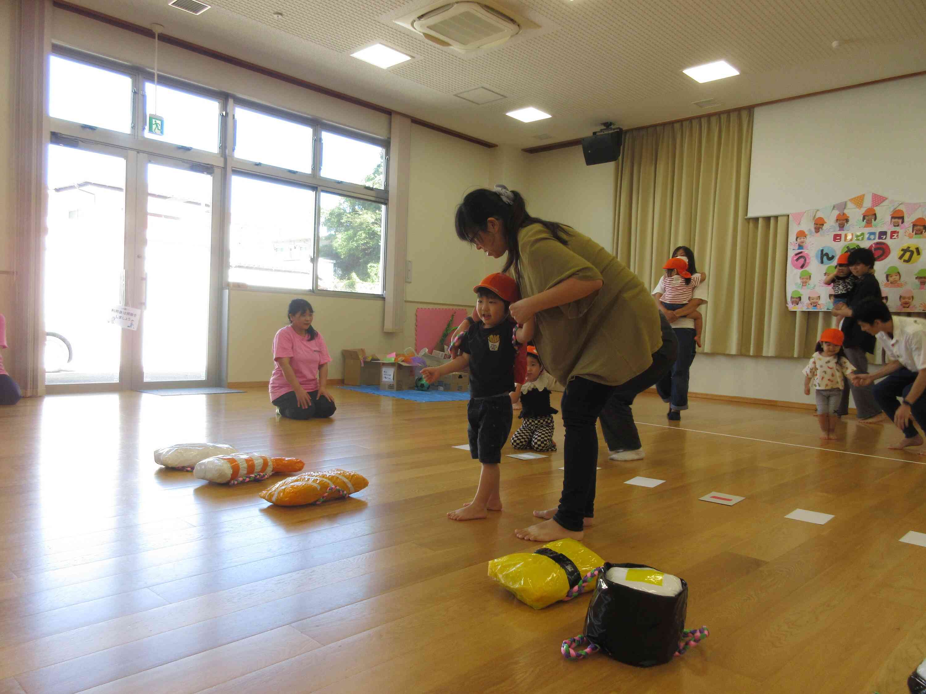 親子競技ではおとうさん、お母さんと力を合わせてお寿司を作りました。さあ、どんなお寿司ができあがるかな？