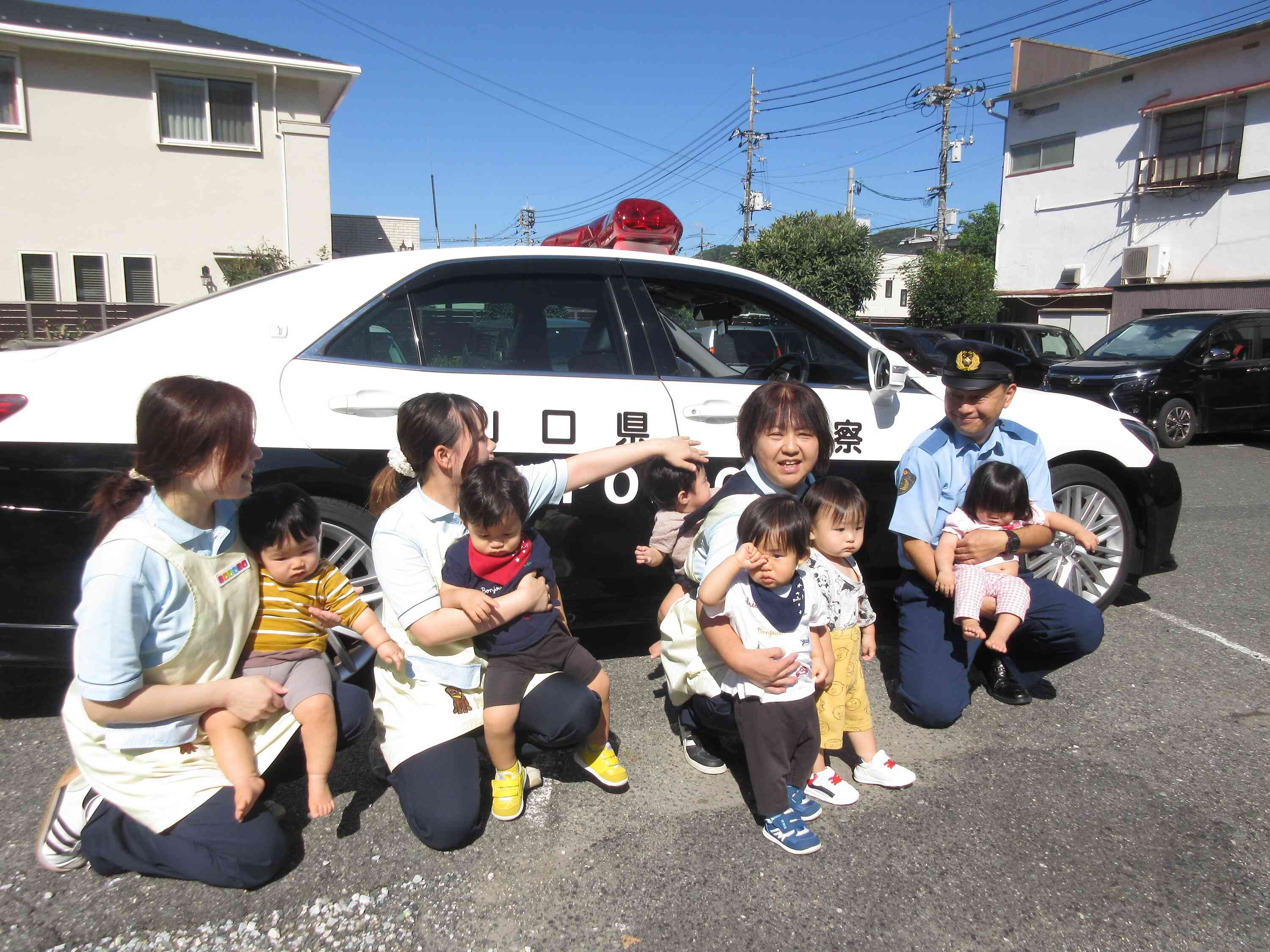 ひよこぐみ（0歳児）さんもパトカーの前でおまわりさんと一緒に