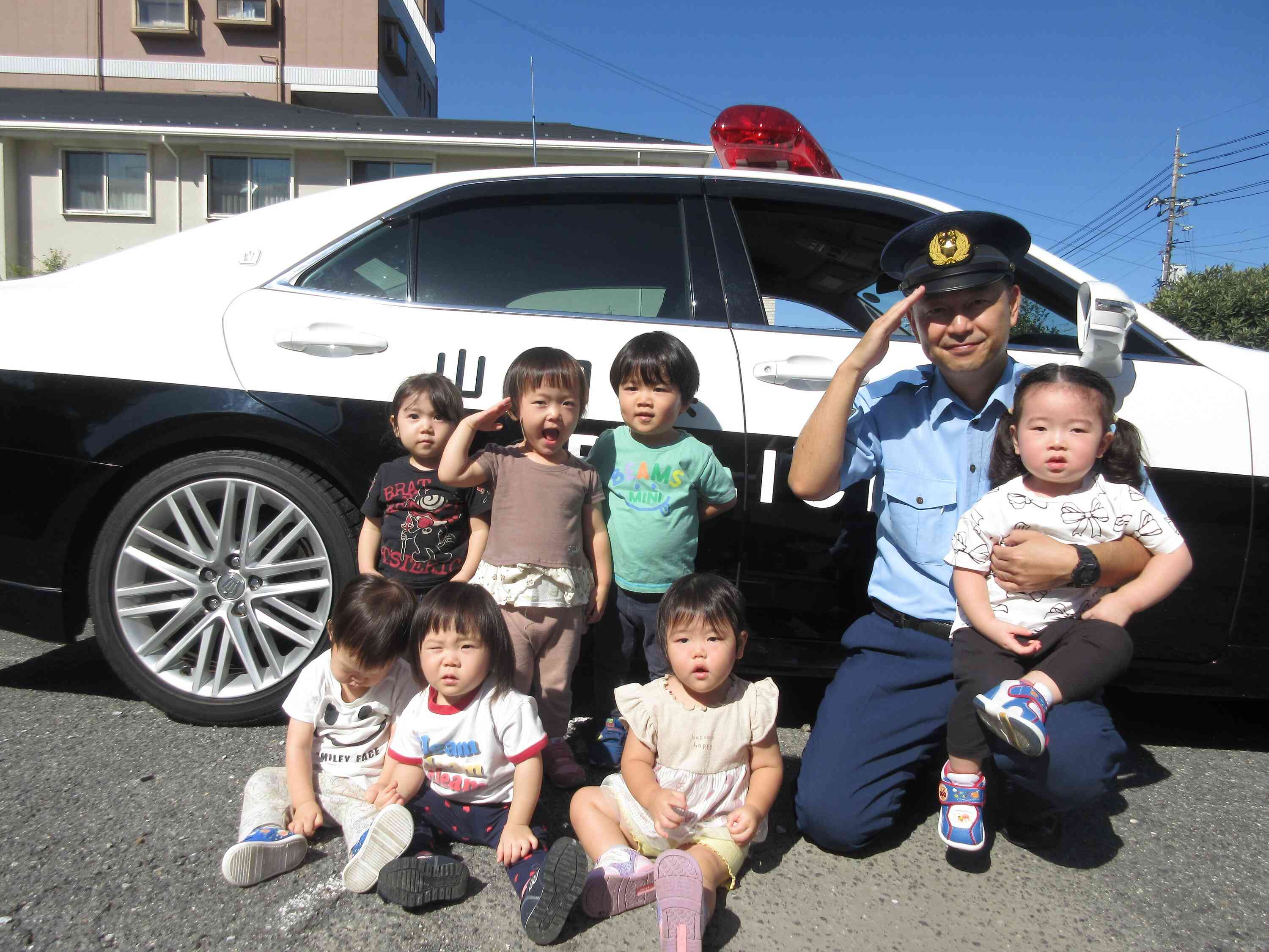 あひるぐみ（1歳児）さんもおまわりさんと一緒に「はいチーズ」