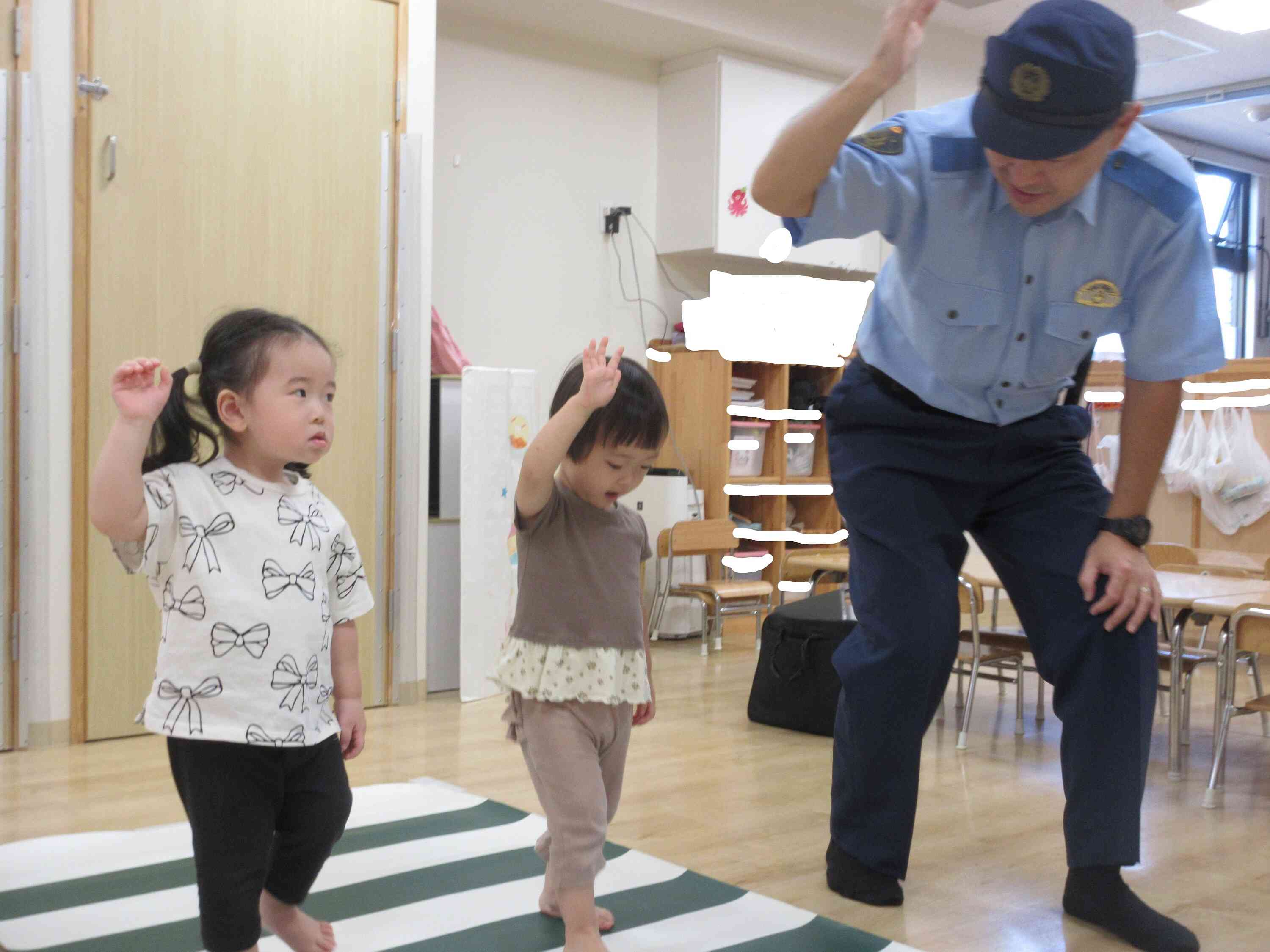 警察の方と一緒に防犯訓練をしました