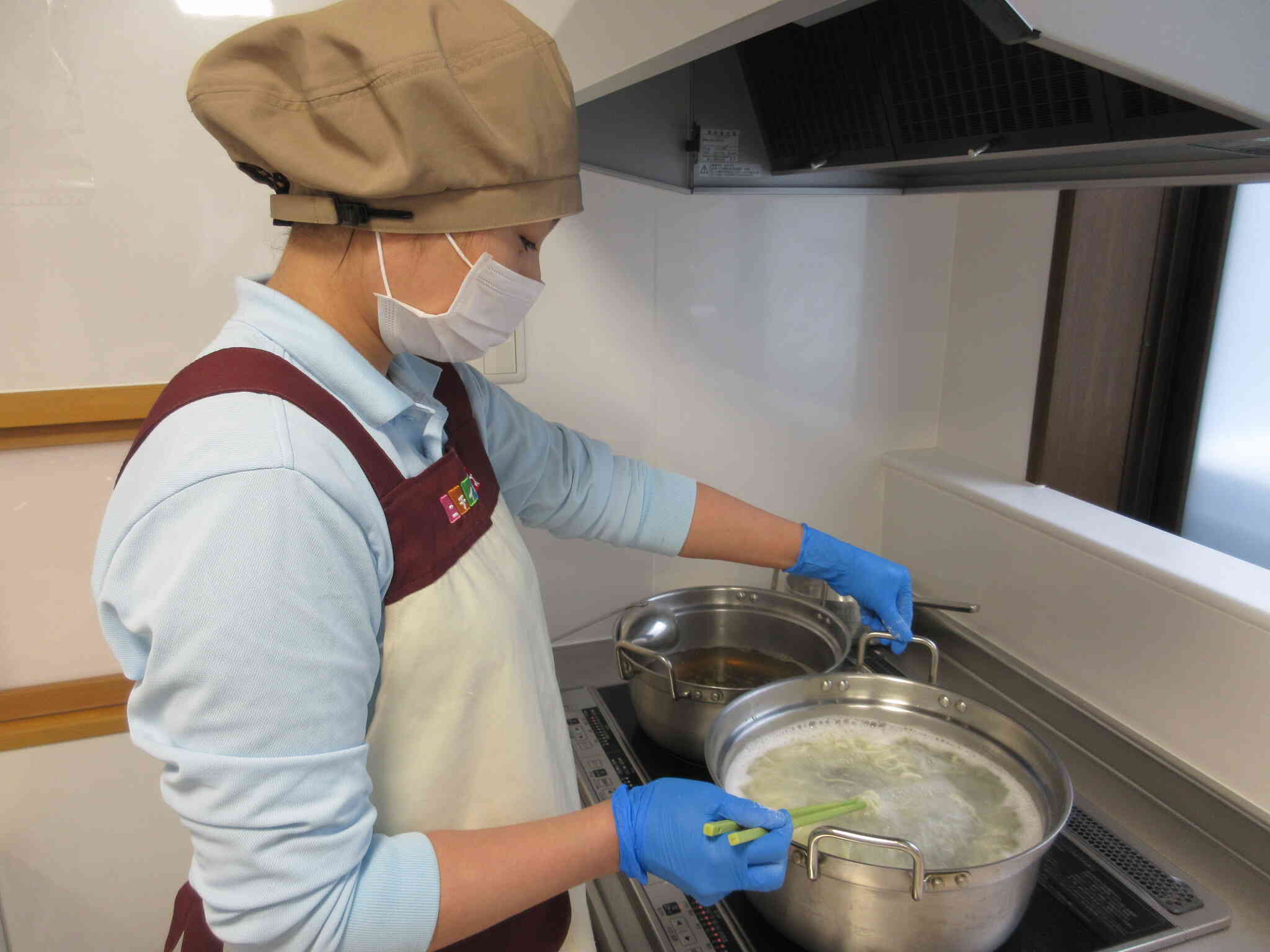 大きなお鍋でうどんをグツグツ…