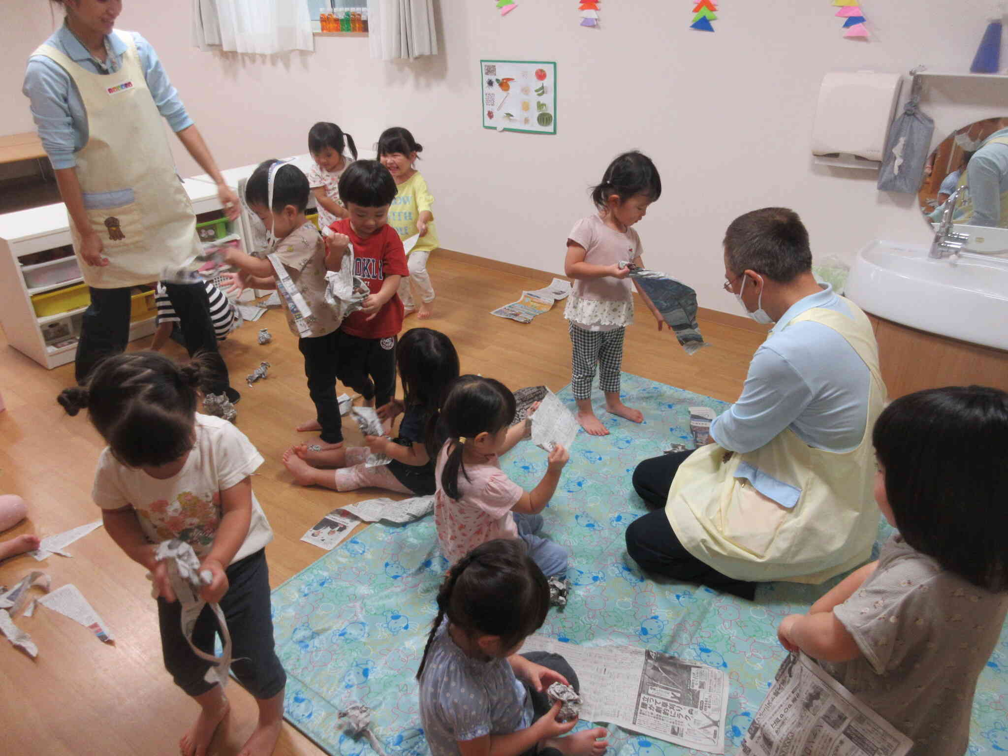 うさぎ組　新聞遊び