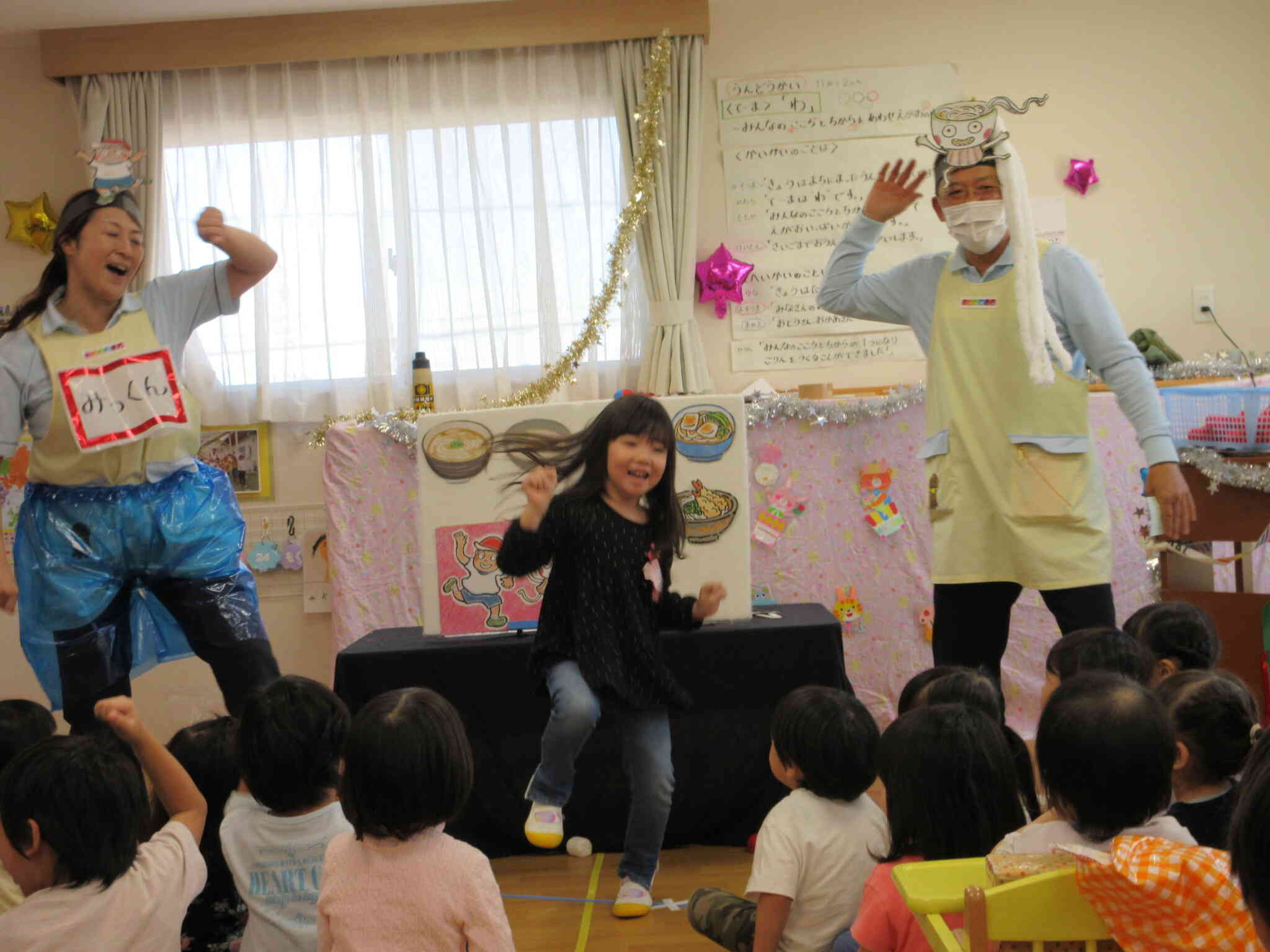 5歳を迎えたお友だちは先生たちと一緒に即興で『うどんがどんどん』とリズミカルに踊ってくれました！保育園のダンシングクイーンです！！