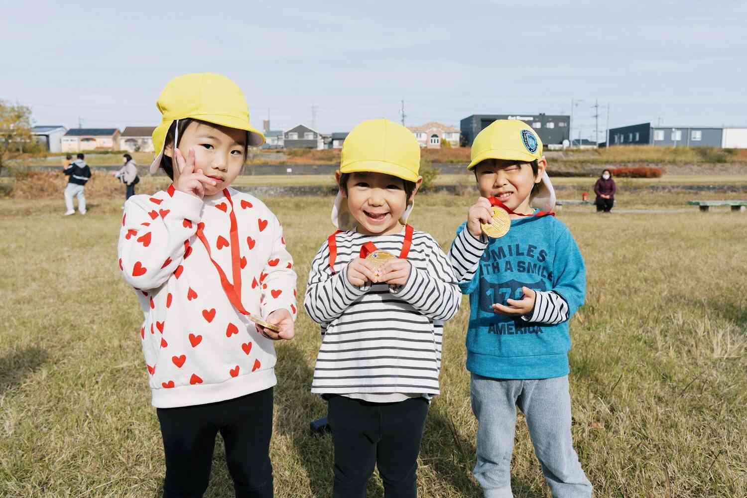 りすぐみ（３歳児）のお友だちです。胸のメダルがキラキラと輝いていますね。