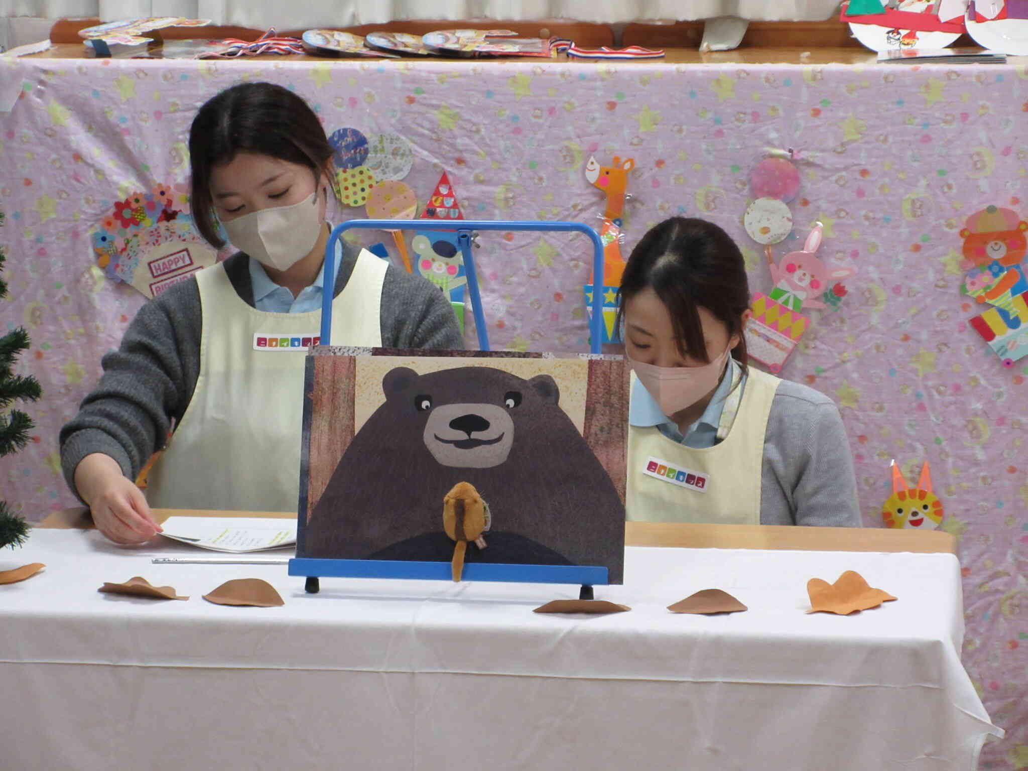 やまねくんがクマさんに抱っこされていますよ。（ぬいぐるみのやまねくんは実物大なんです）