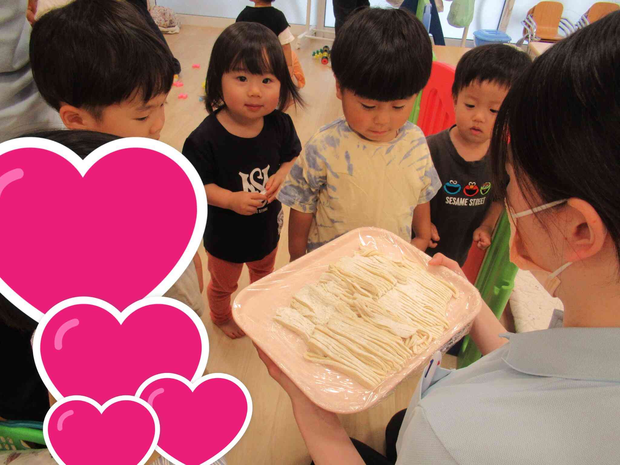 みんなが作った生地を給食室で切ってもらって、うどんにしてもらいました！食べるのが楽しみですね♪