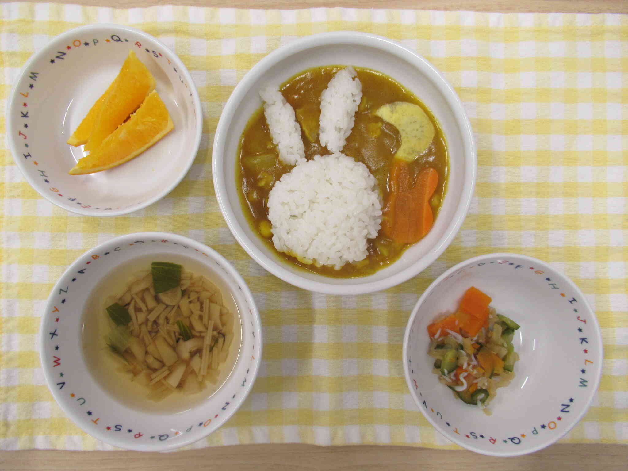 この日のお給食はお月見カレーでした！さつまいもで作ったお月様がカレーに浮かんでいます♪