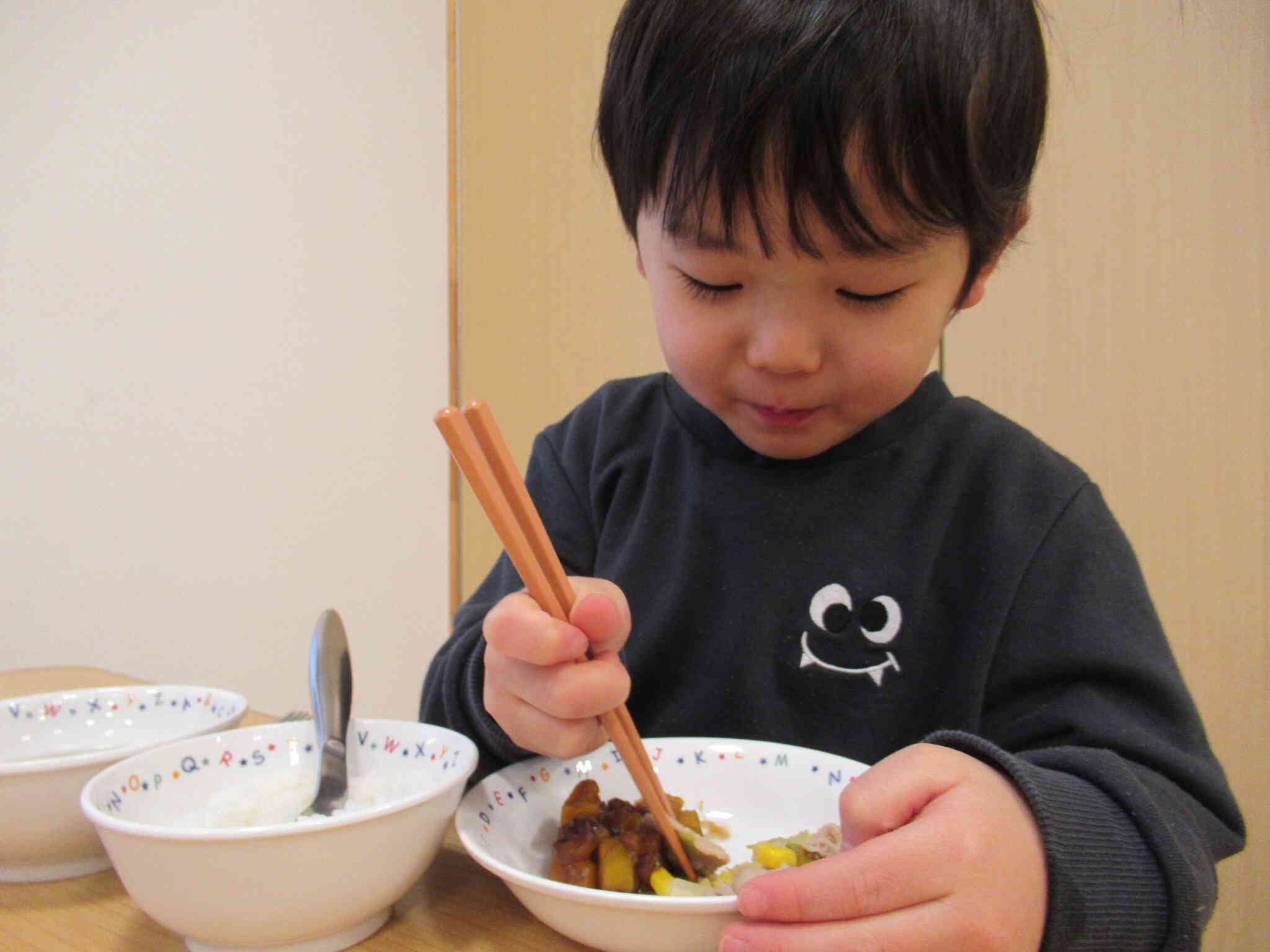 上手に使えると、小さい食材も器用につかめるようになります！