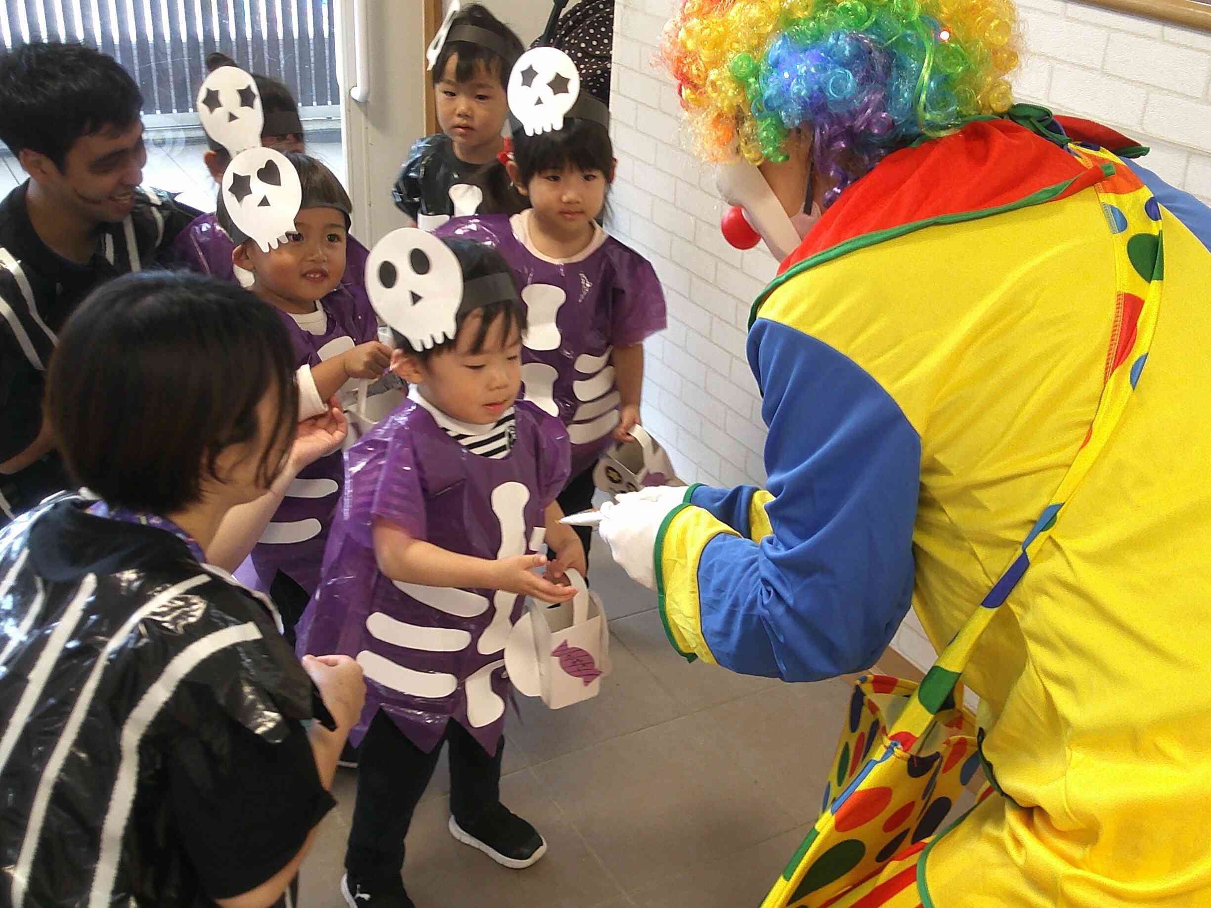 ハロウィン！ピエロさんからお菓子をゲット！（2歳児）