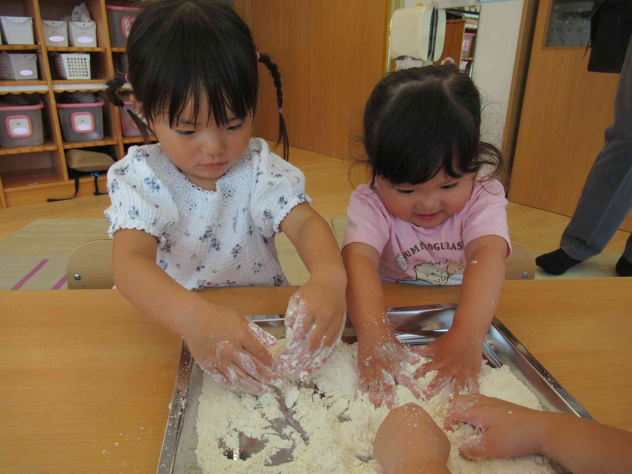 【１・２歳児】小麦粉粘土をやりました！