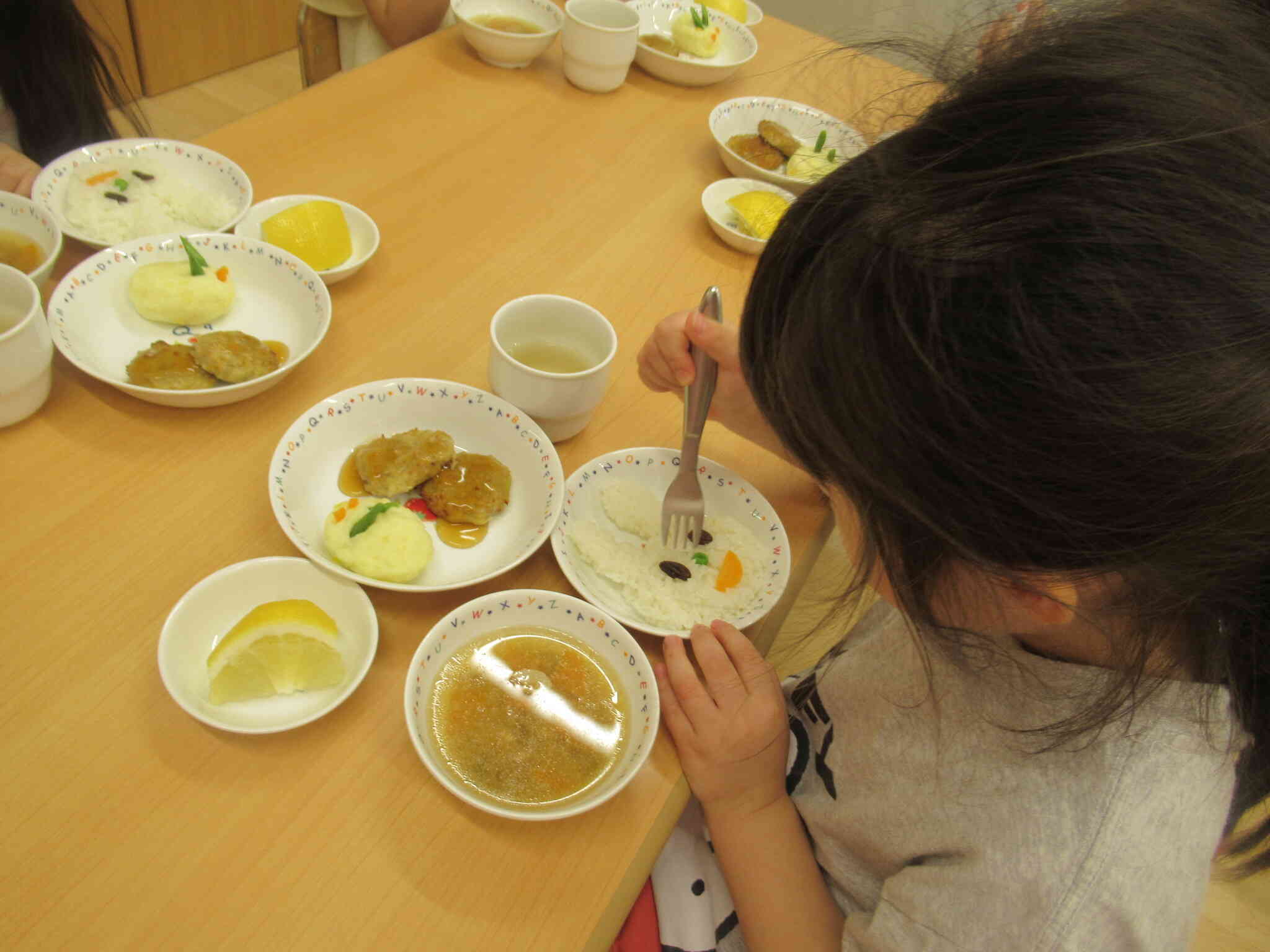 どこから食べよう…