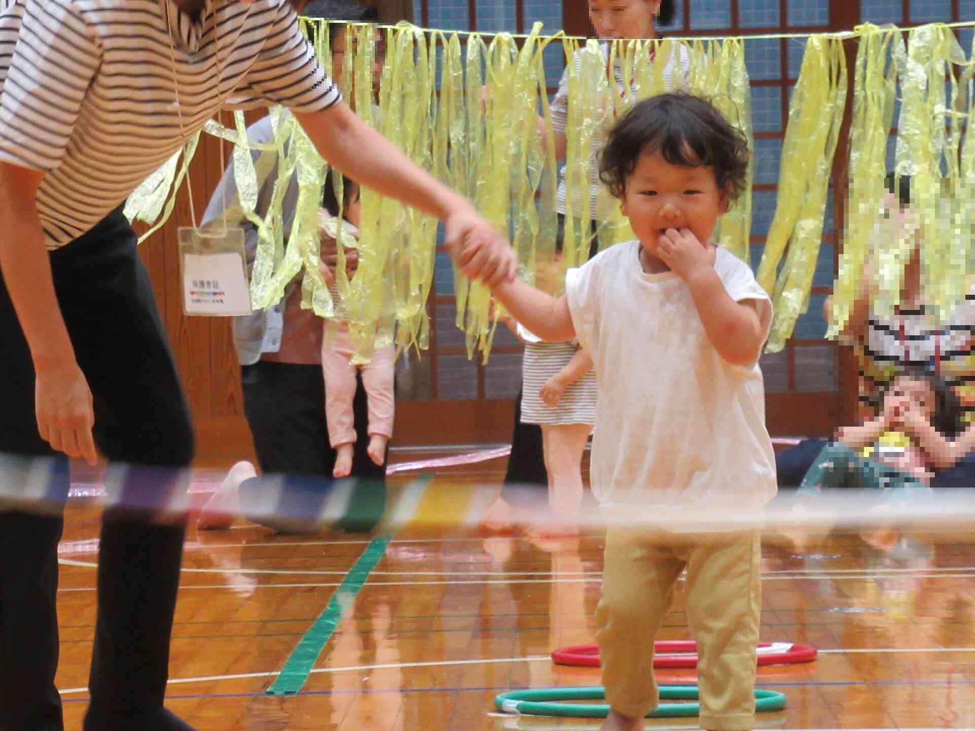 お母さんと一緒にゴールを目指してがんばれ！