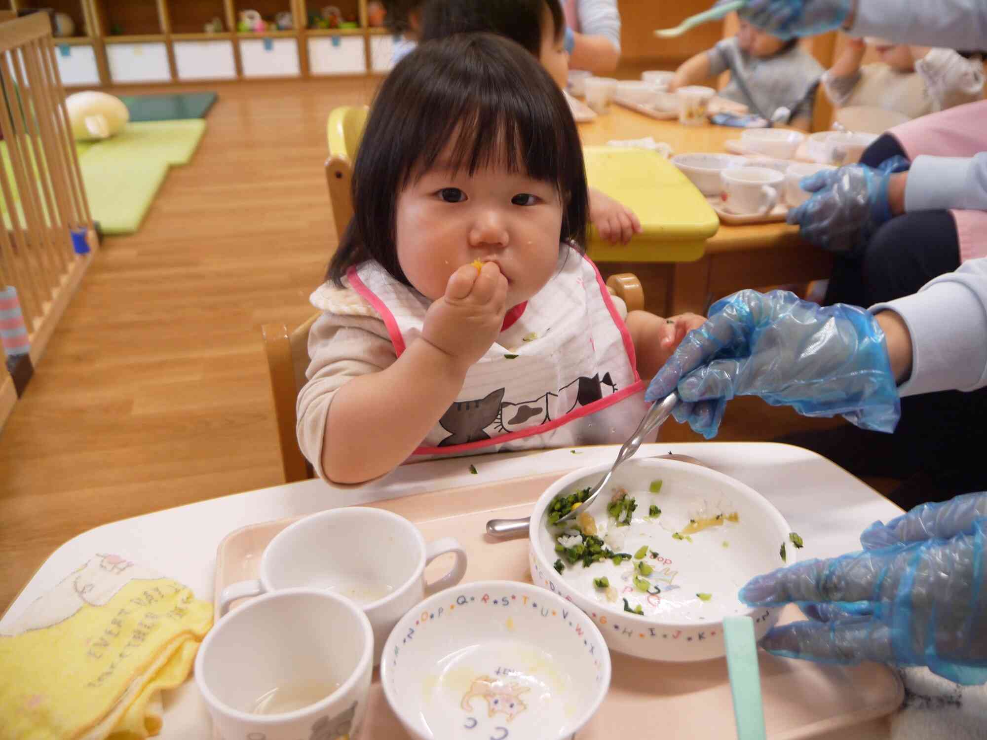 0歳児の食事の様子