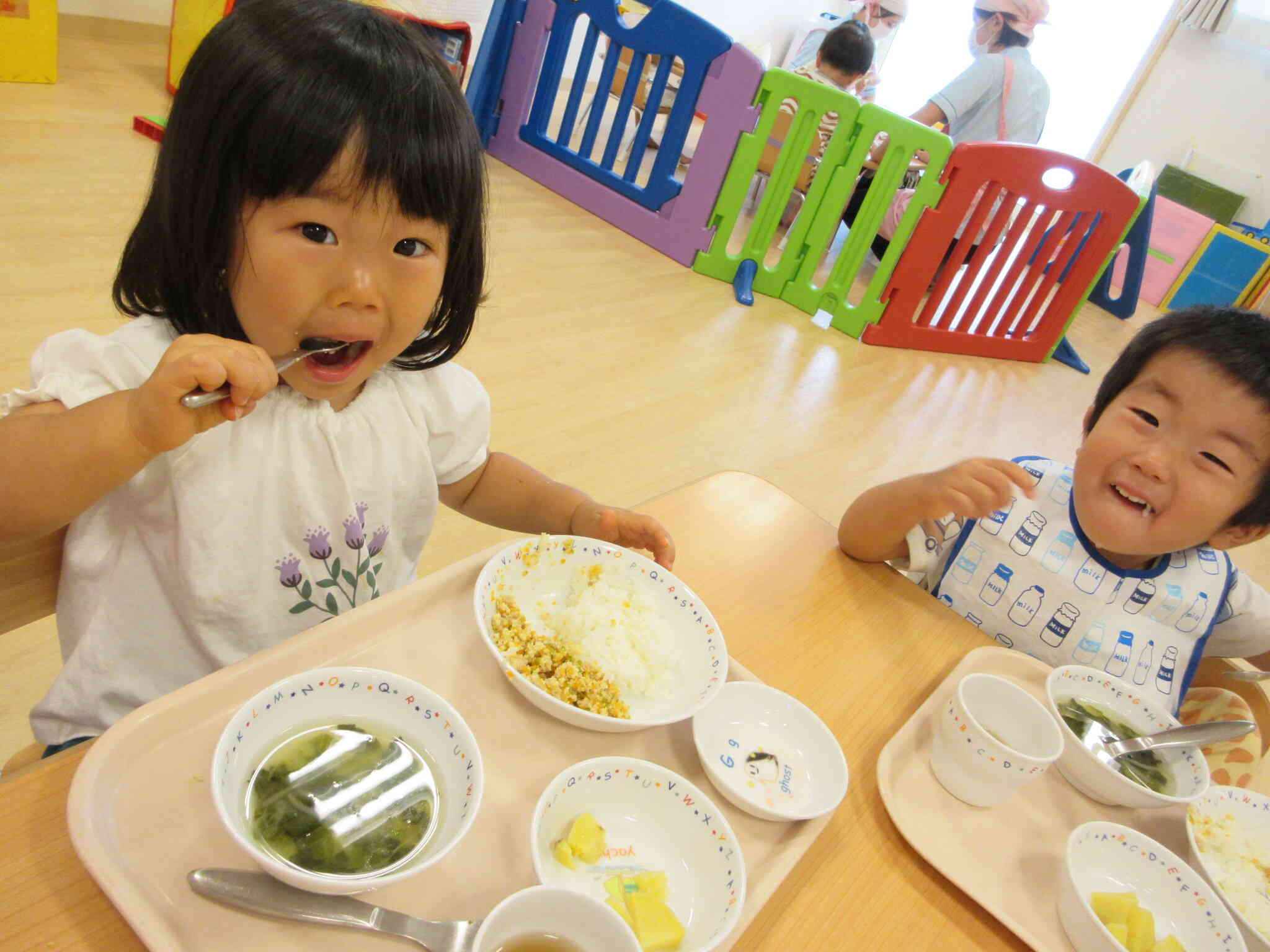 あひる組とうさぎ組の給食の様子