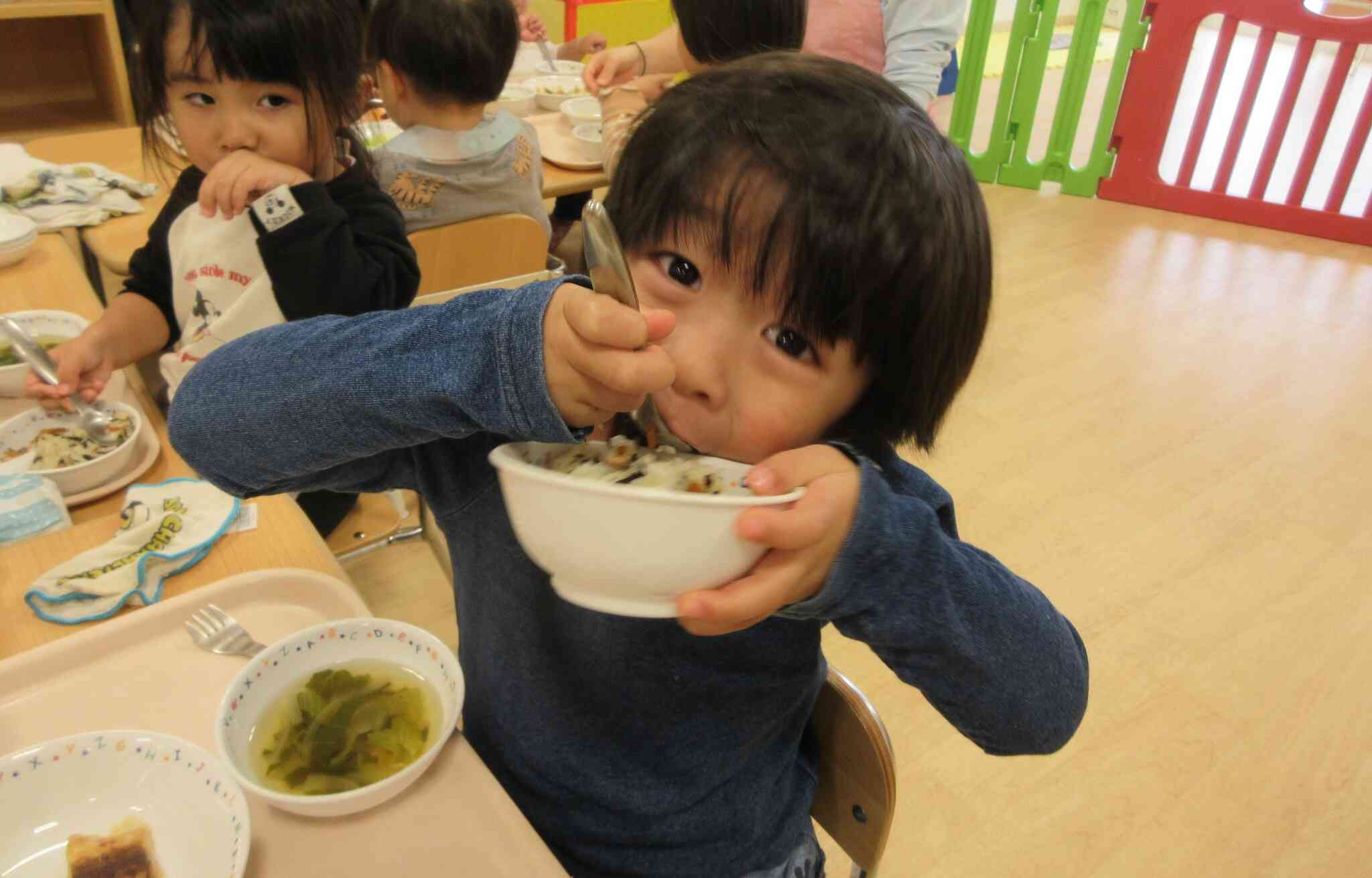 お茶碗、持って食べるよ