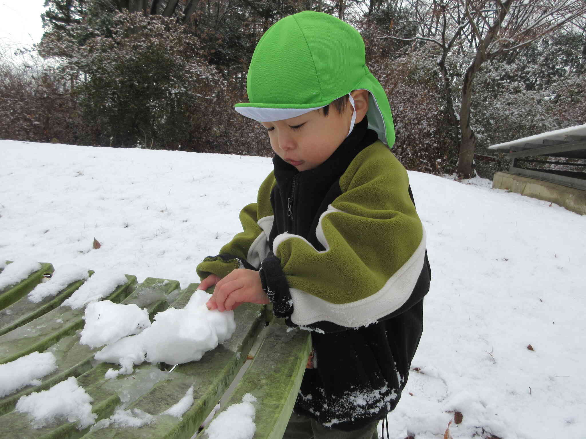 大きな雪の塊、触ってみよう！