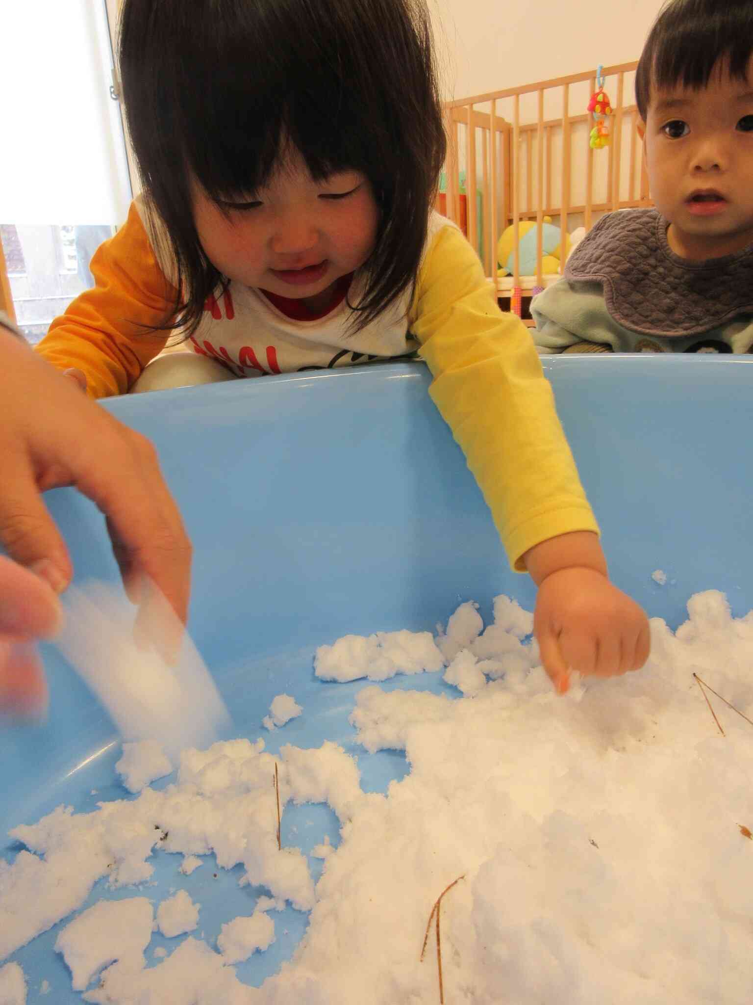 雪を触ってみたよ！　～０歳児～