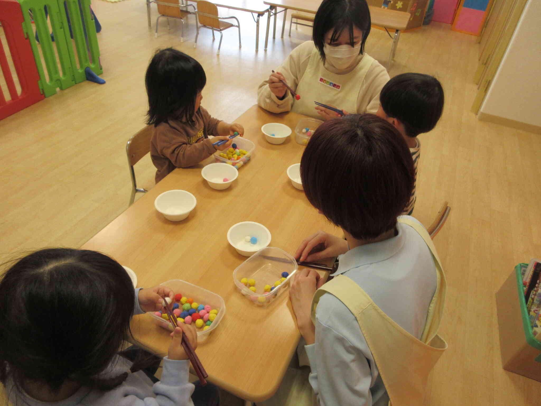 お箸で小さく丸めたお花紙を掴む遊びも一緒にしたよ。