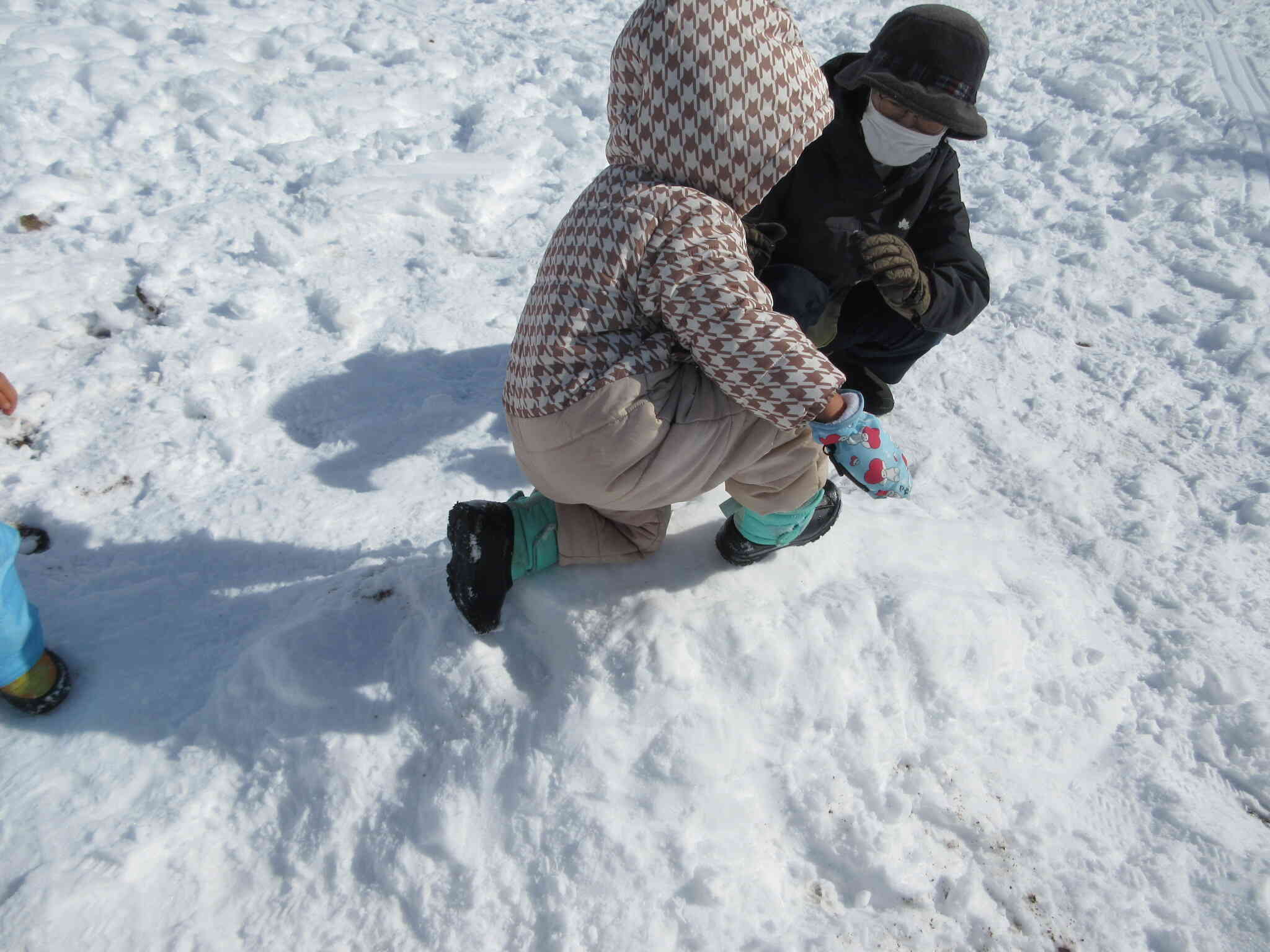 雪の滑り台、滑ってみるね！