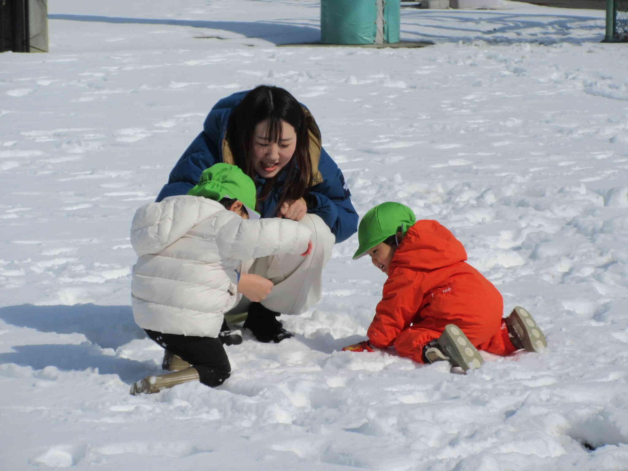 “ママ先生”と一緒に雪を触ってみたよ！冷たいね。