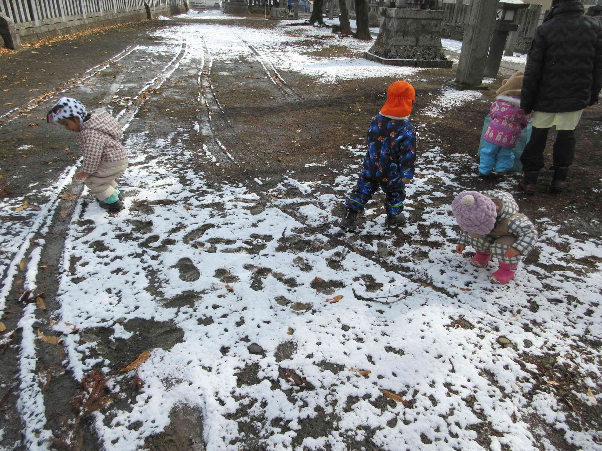 雪を触ったり足型をつけたりしたよ。