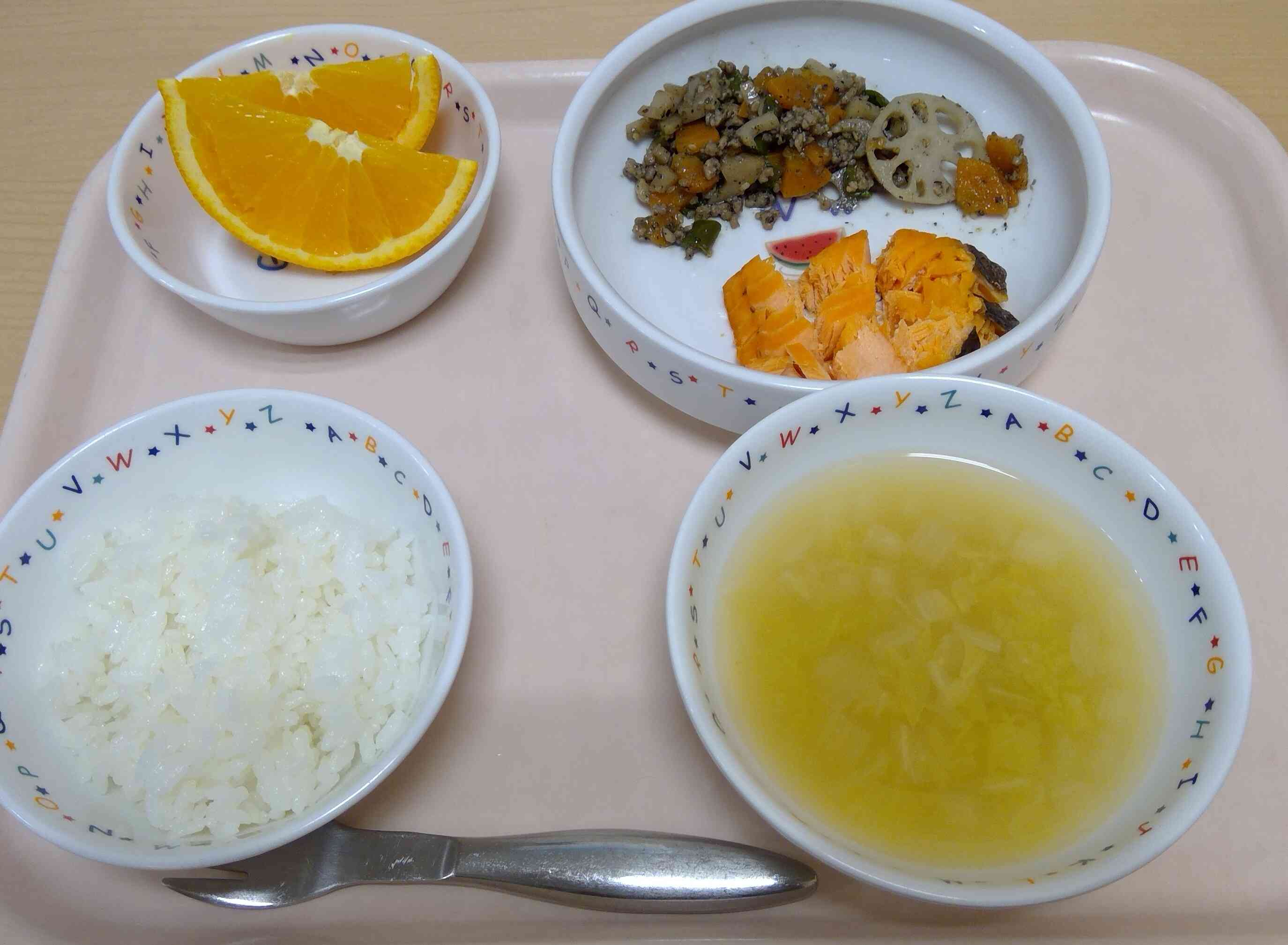 「和食の日」の給食です。蓮根の形を目でも楽しむメニューになっています♪