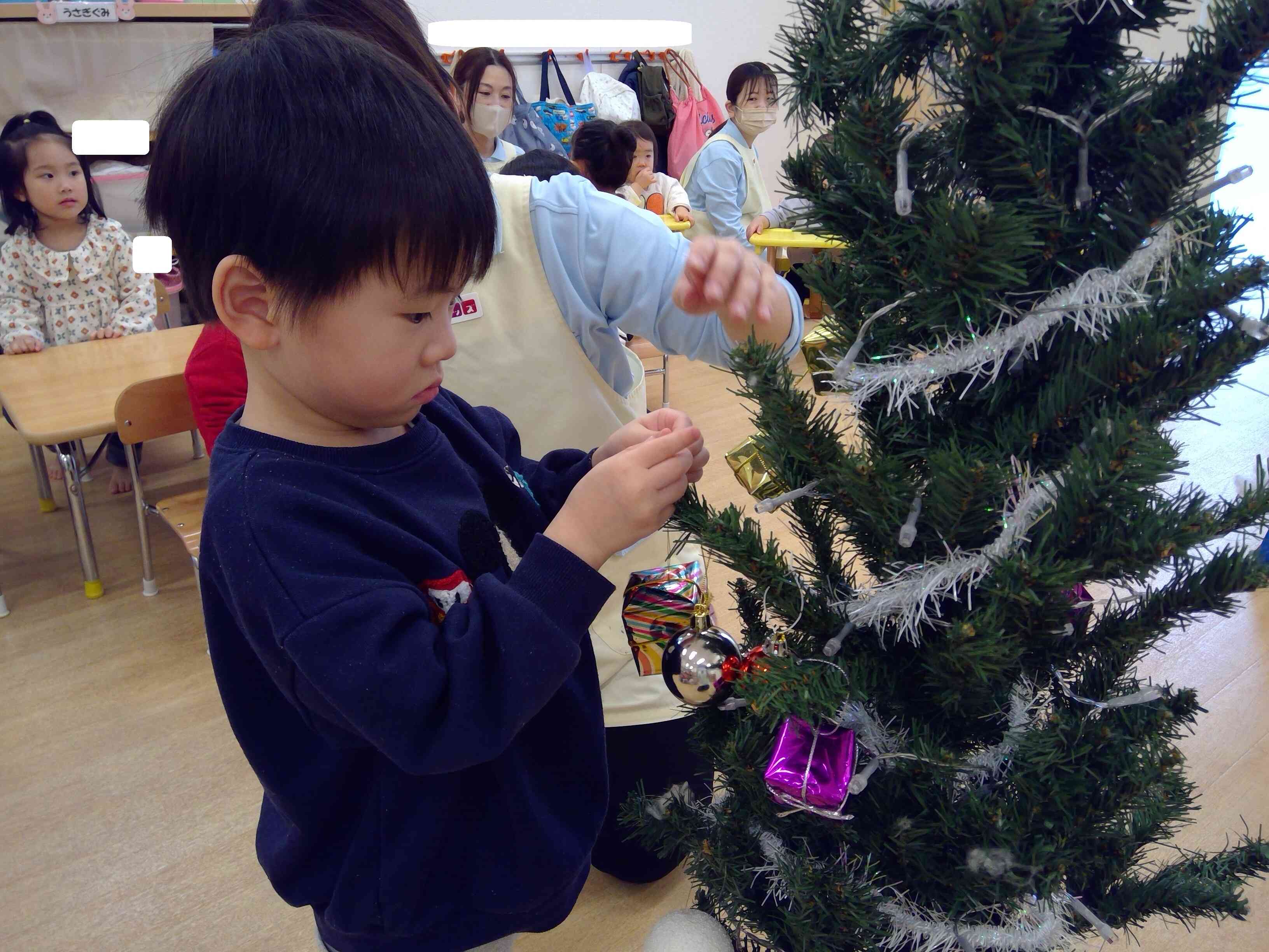 中には一人でも飾り付けできるお友だちも♪最近はおうちでもお手伝いを頑張っているようです。すごいね！