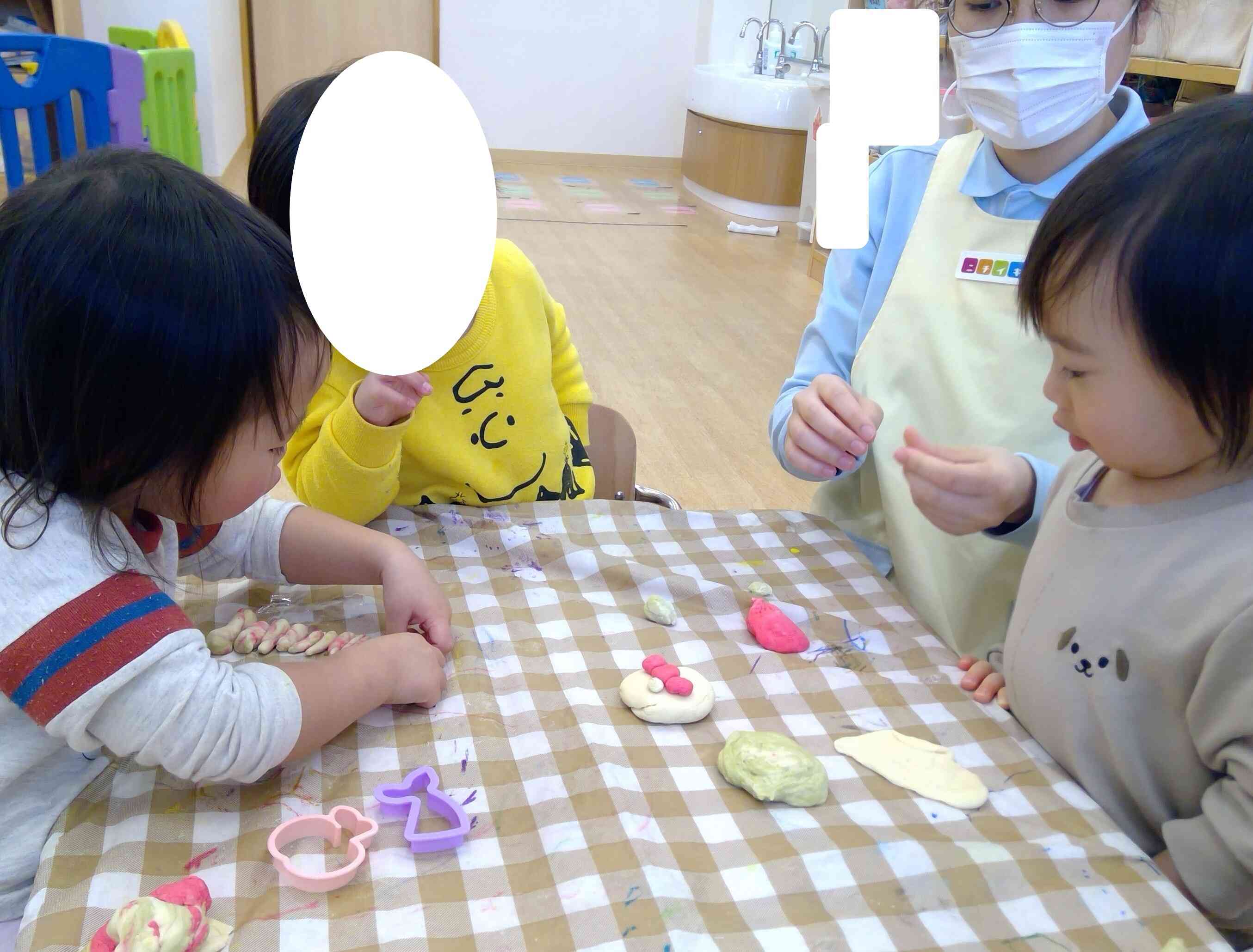 細長～く、同じ長さにして並べる子も。器用だなぁ～！と、近くのお友だちもジッとその様子を見つめています…。