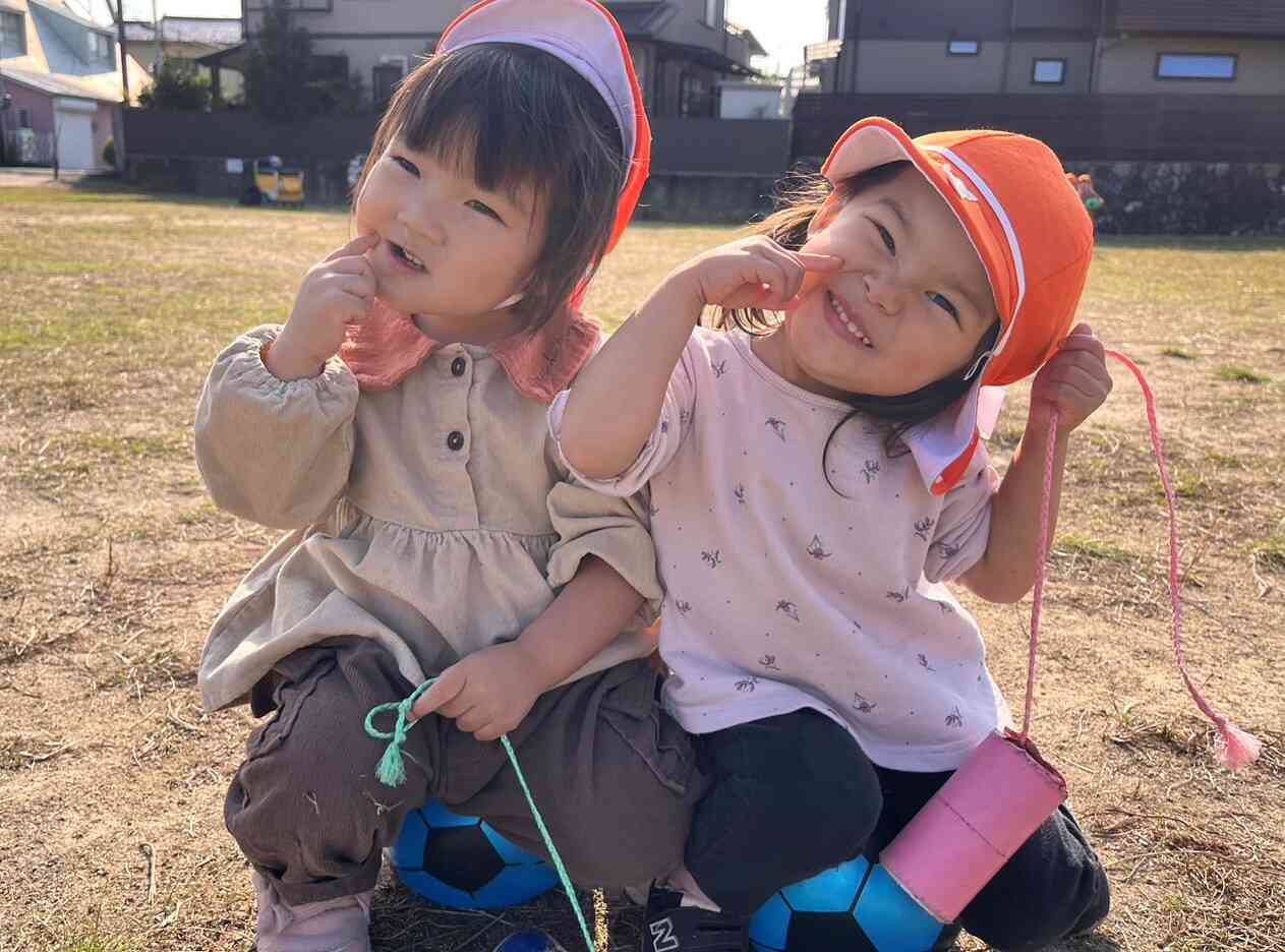 サッカーボールの上にのってなかよくハイチーズ♡